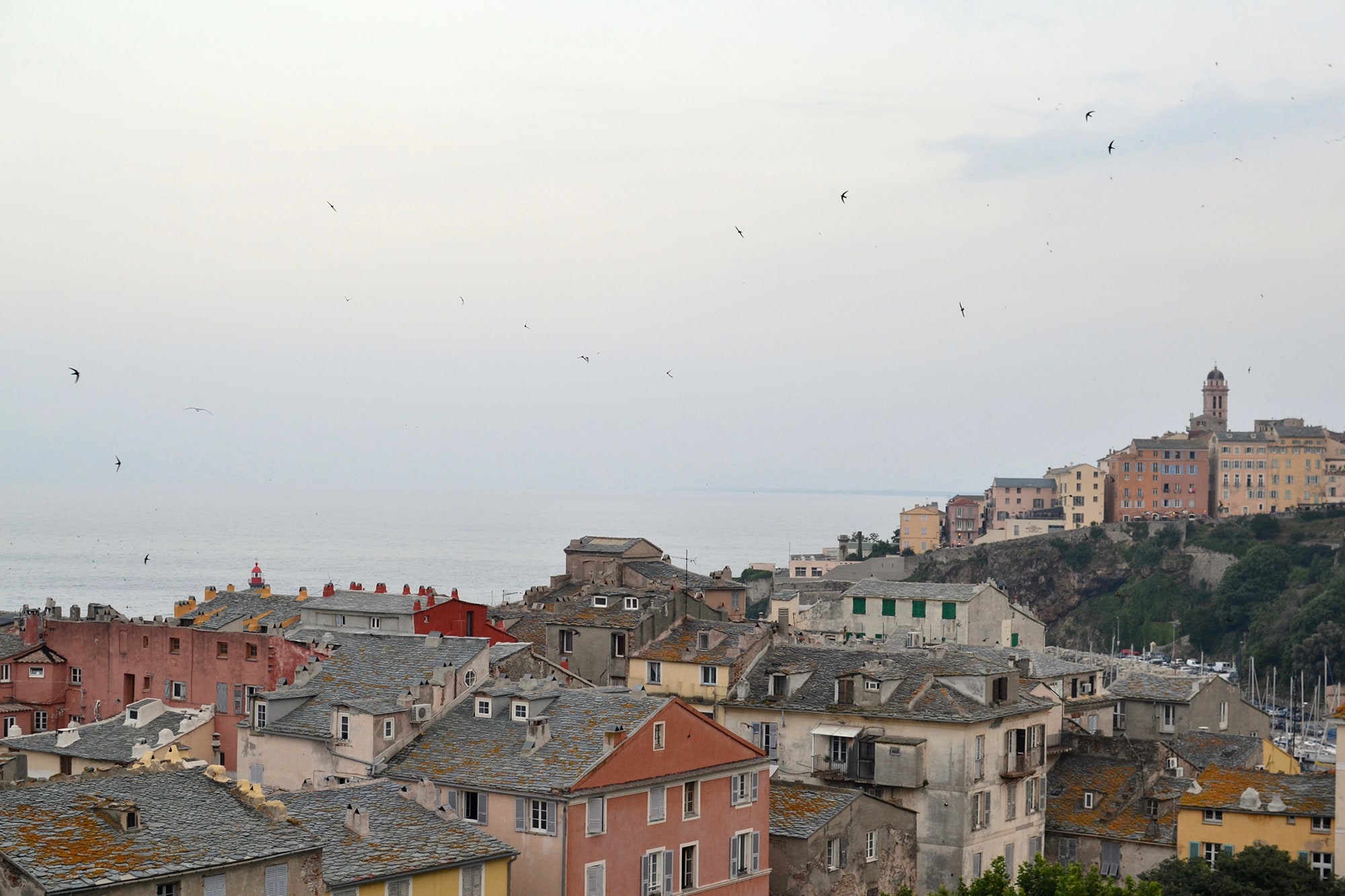 Les toits de Bastia en corse avec ses vieilles batisses 
