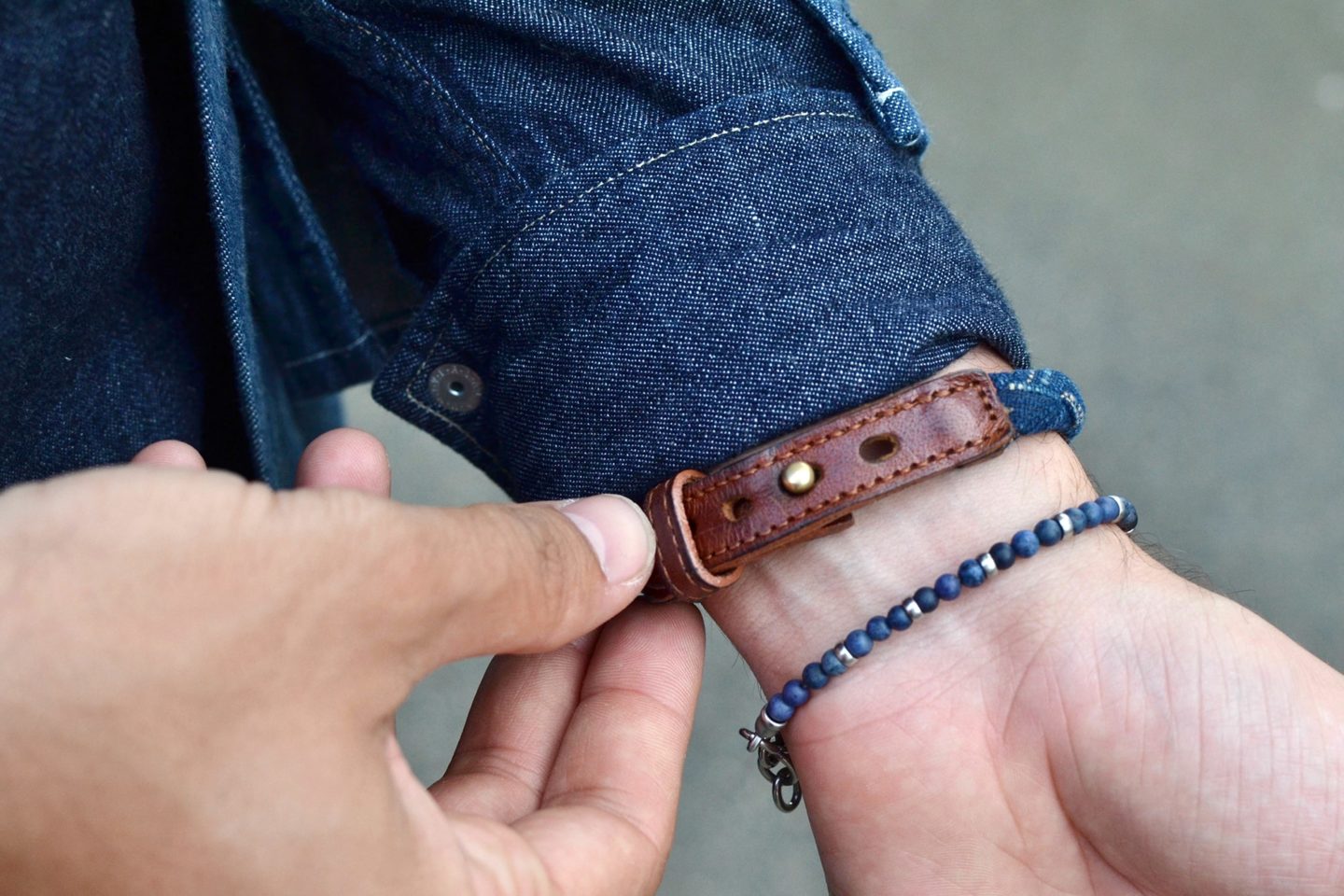 comment porter des bijoux bracelet pour homme avec un jeandDA en indigo tressé et une bracelet de pierre indigo fossil