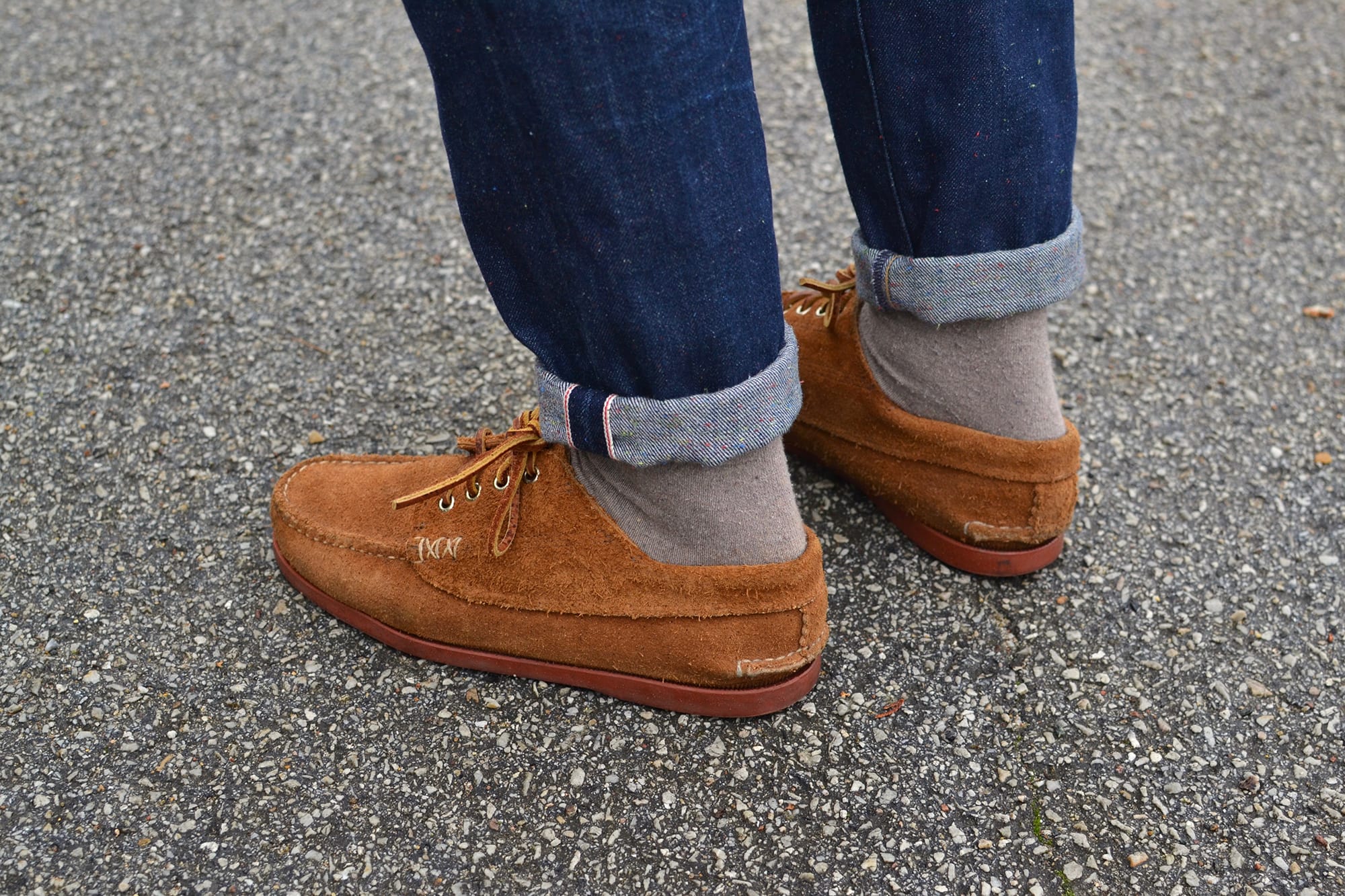 une tenue street heritage avec un jean tapered brut un pull col rond sur une chemise en denim et une veste Visvim Achse et des yuketen native shoes