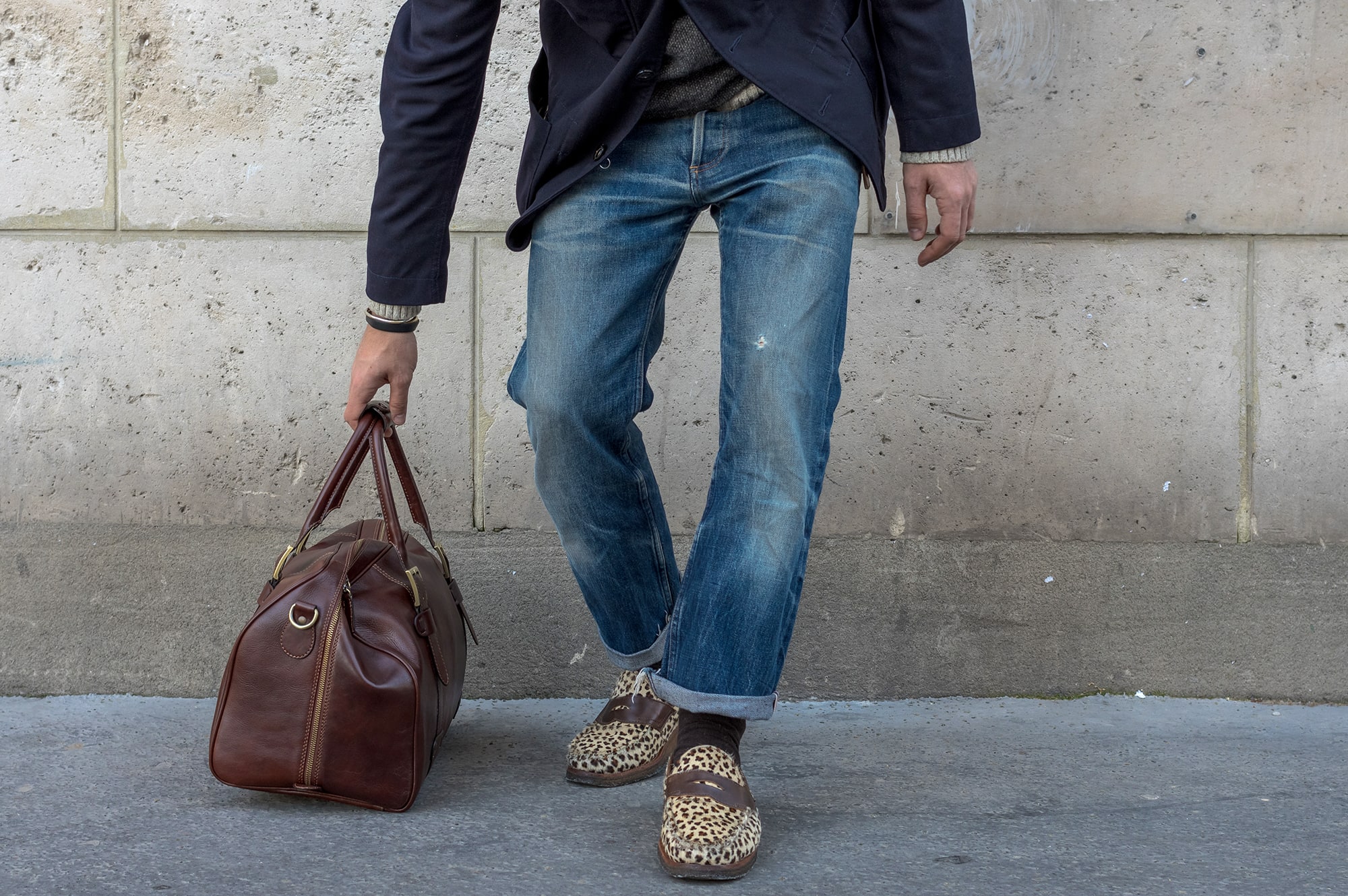 tenue d'inspiration japonaise avec des volumes plus amples : jeans droit et court, dy layering et une touche d'exotisme aevc une paire de loafer Yuketen en imprimé léopard 