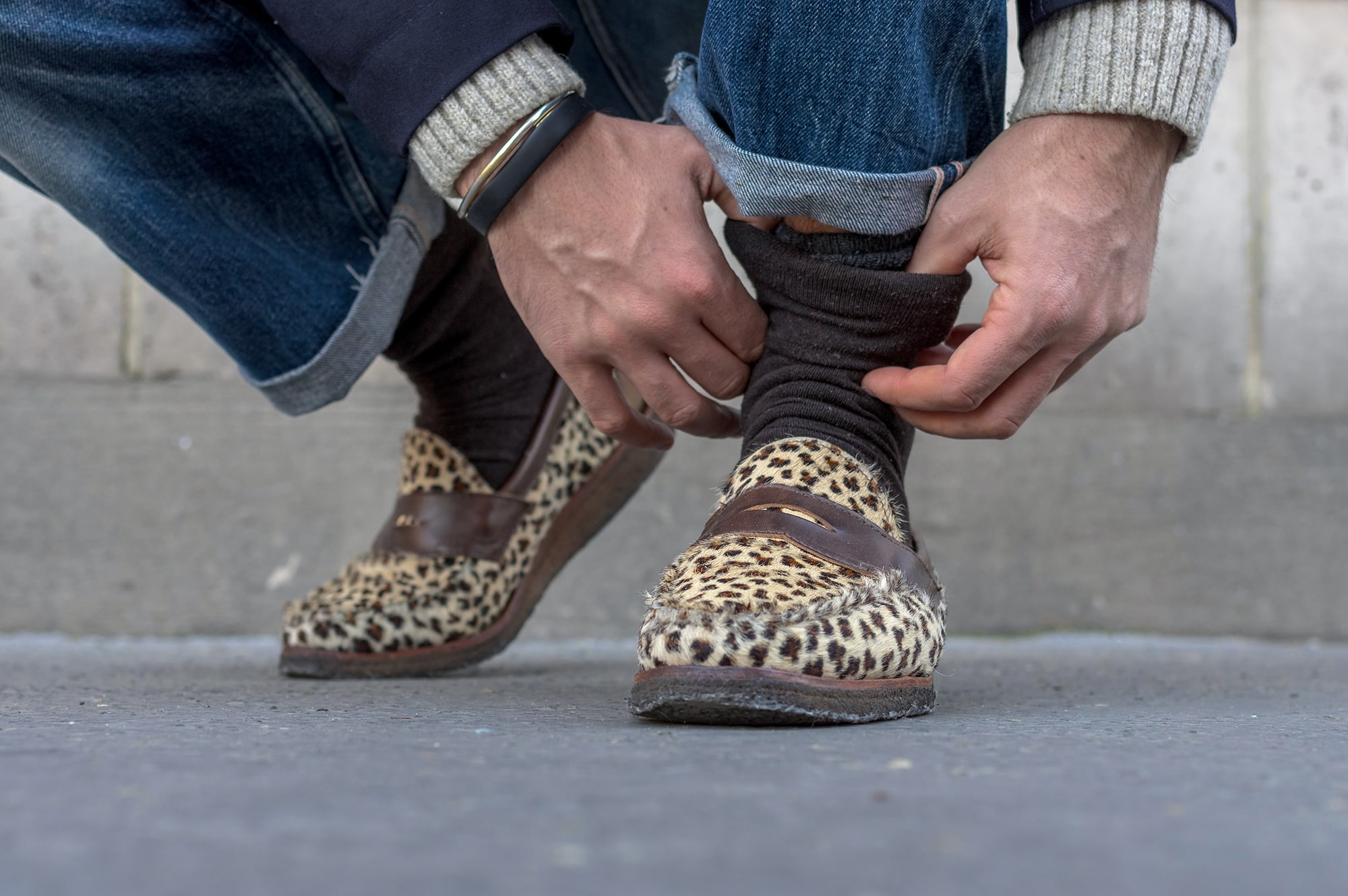 tenue d'inspiration japonaise avec des volumes plus amples : jeans droit et court, dy layering et une touche d'exotisme aevc une paire de loafer Yuketen en imprimé léopard 