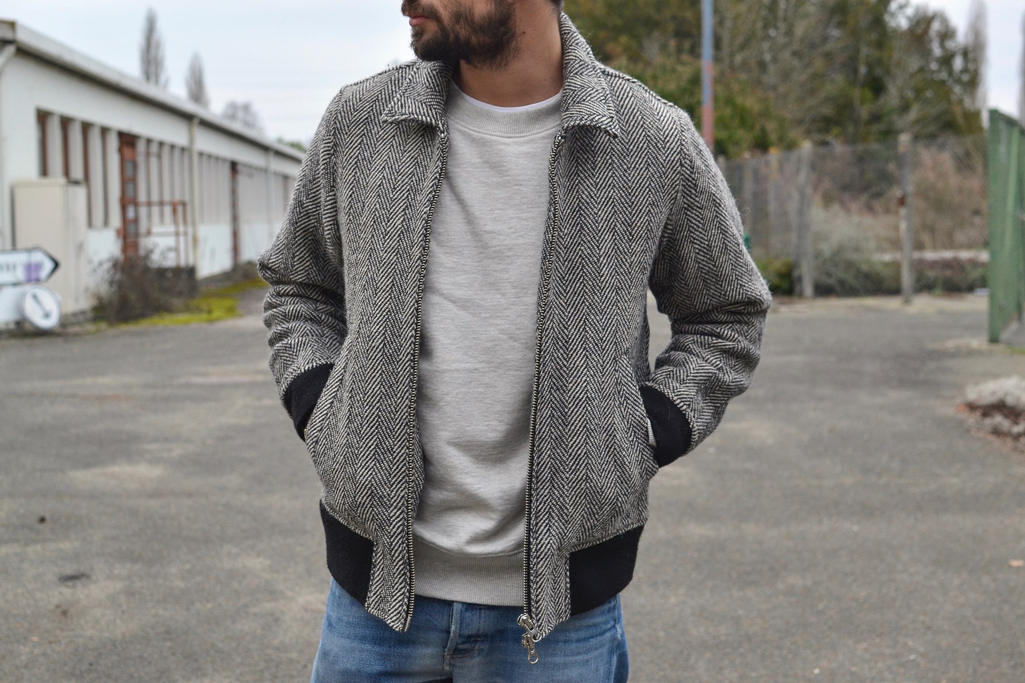 comment Porter un blouson ou manteau à chevrons en laine avec jeans stone wash et sweat vintage gris 