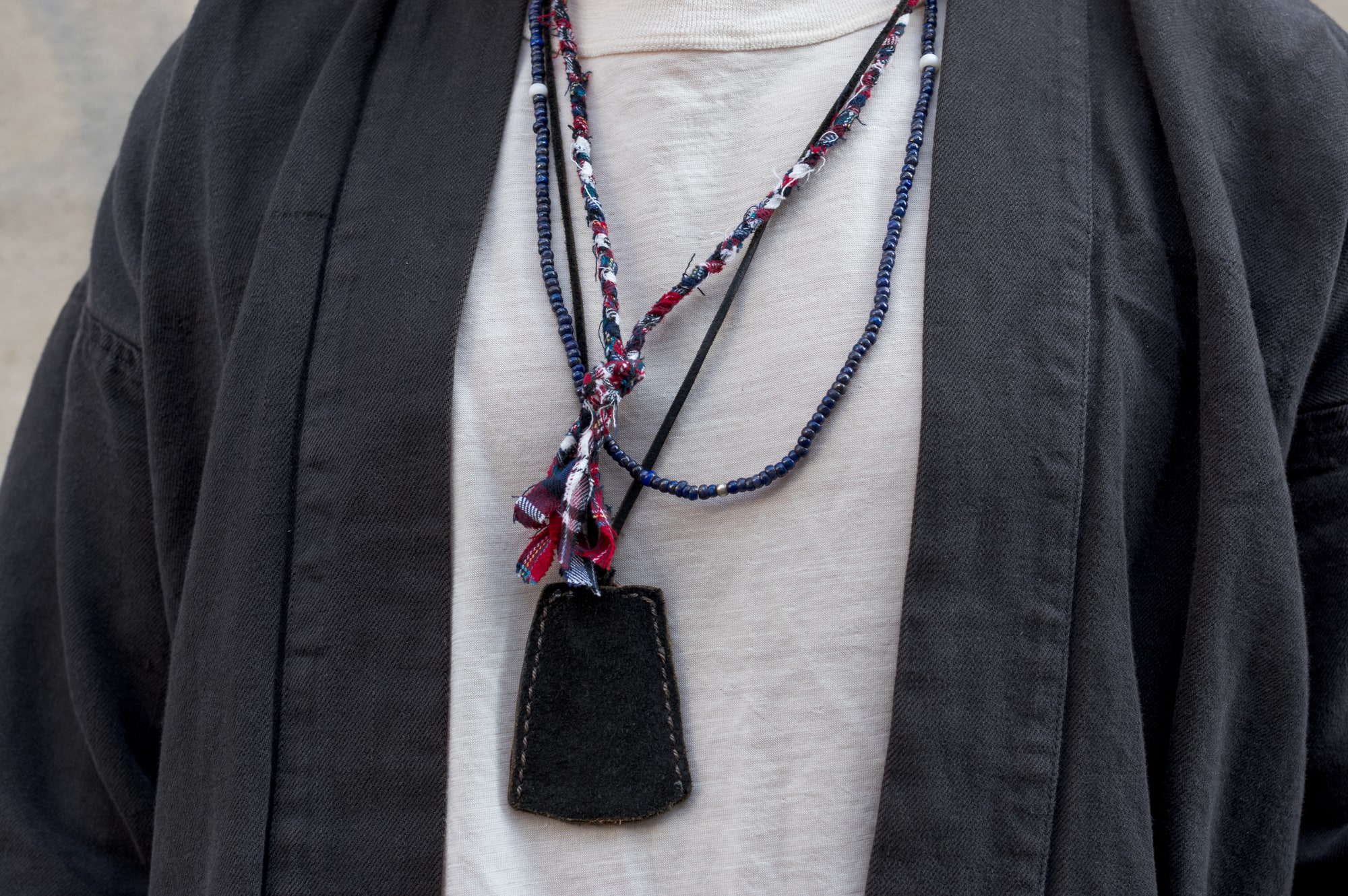 Idée de tenues pour homme avec collier en tissus tressés Borali made in France fait à la main