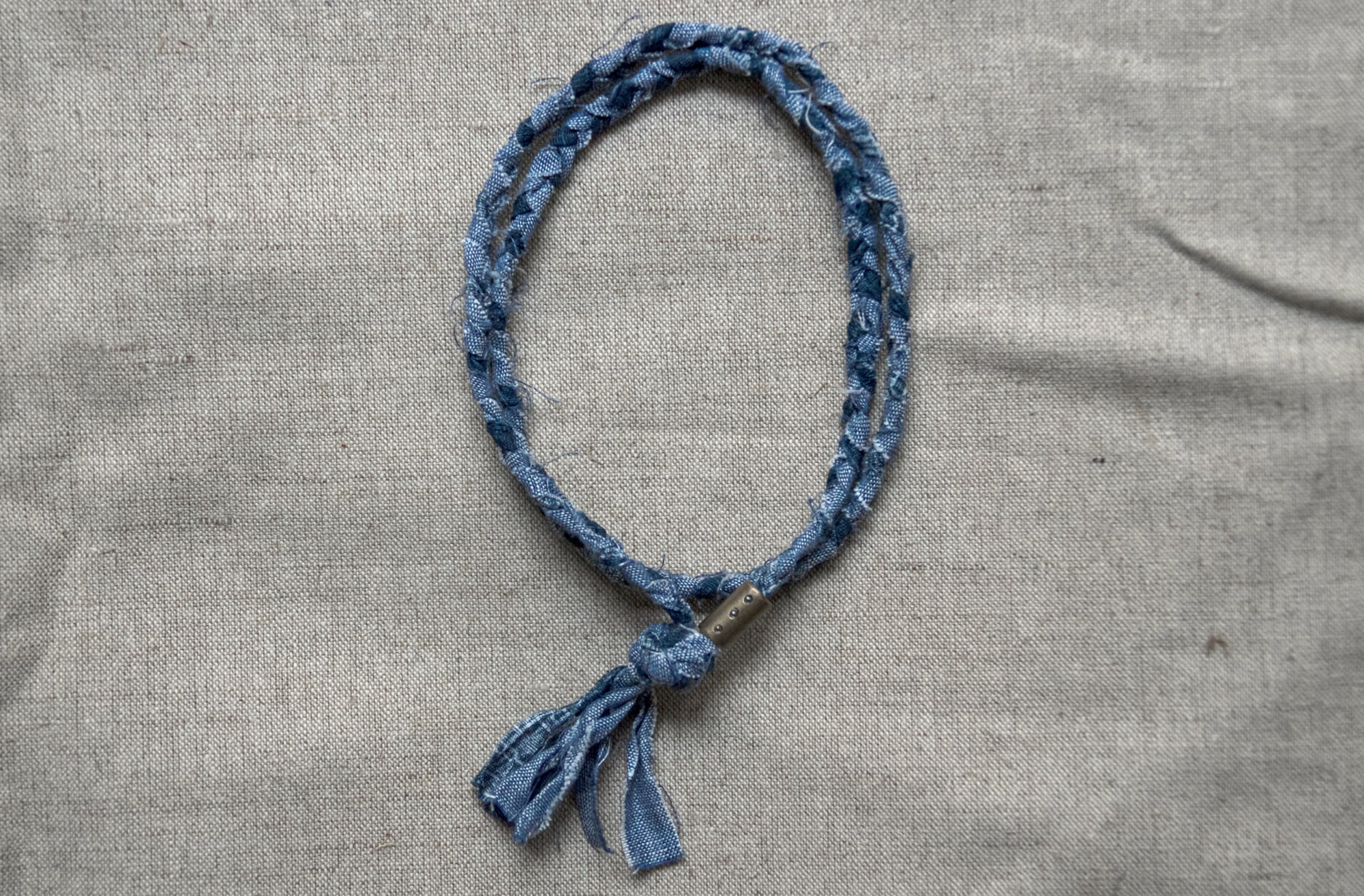 collier Borali en tissu tressé - woven neclace from upcycling fabrics - japanese cotton mixed with blue linen - hand made in France 