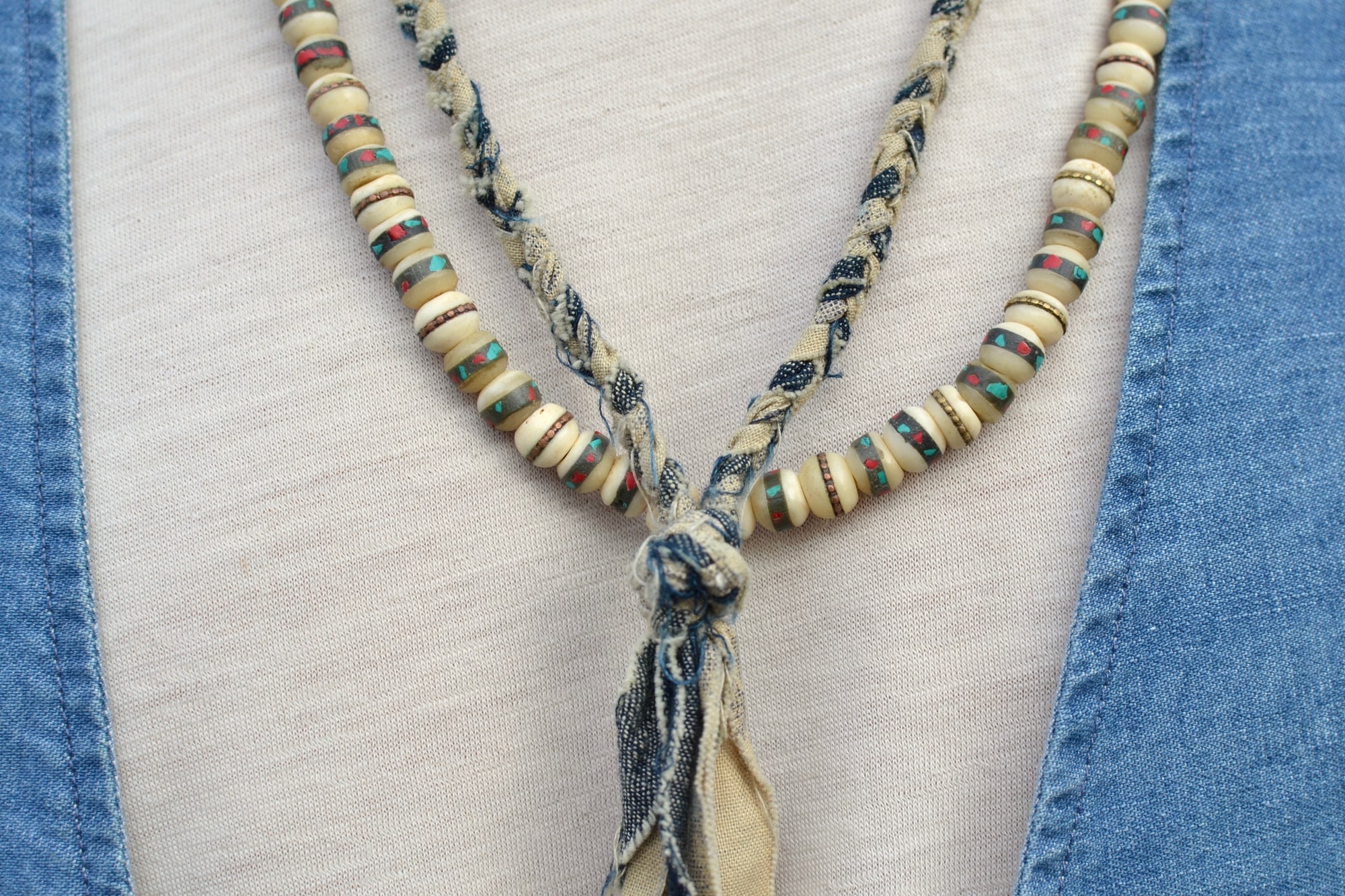 porter des acessoires pour homme dans un style masculin idée de bracelet ethnique collier tressé en tissus borali et bracelet en jonc ou acier conseil et comment les porter
