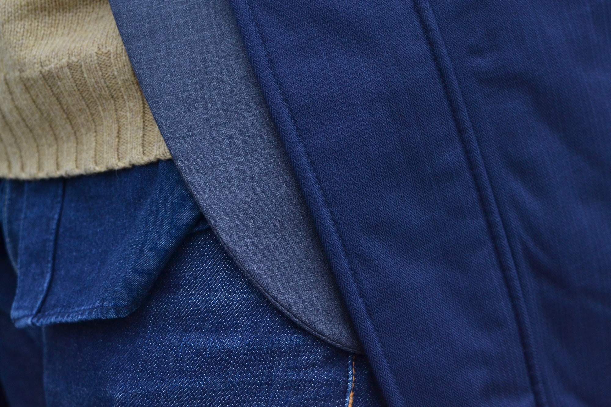 style casual chic et détails de matières, couleurs et textures avec ce blazer en laine grise, ce pull shetland jaune et une touche de coton indigo