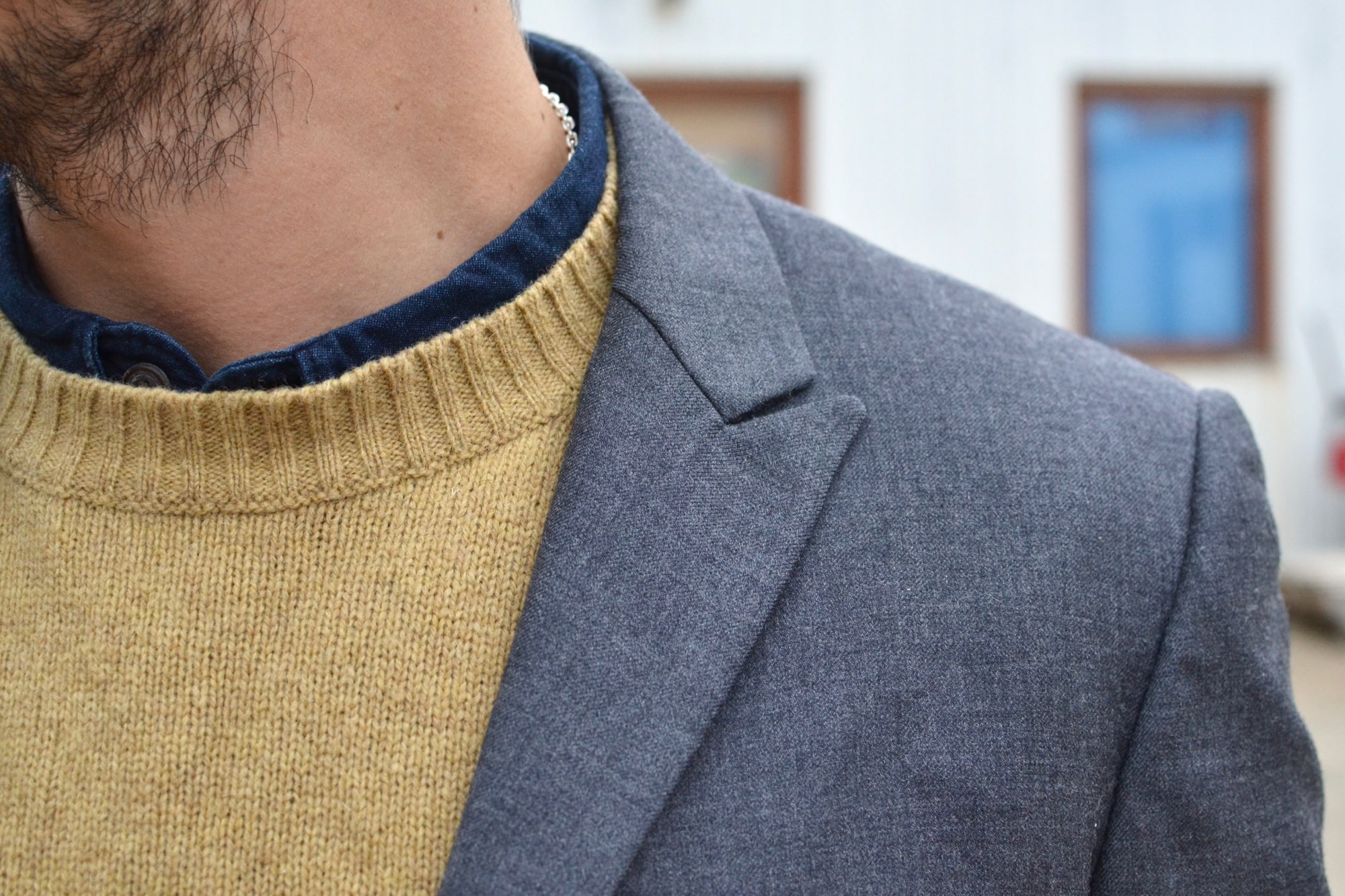 style casual chic et détails de matières, couleurs et textures avec ce blazer en laine grise, ce pull shetland jaune et une touche de coton indigo