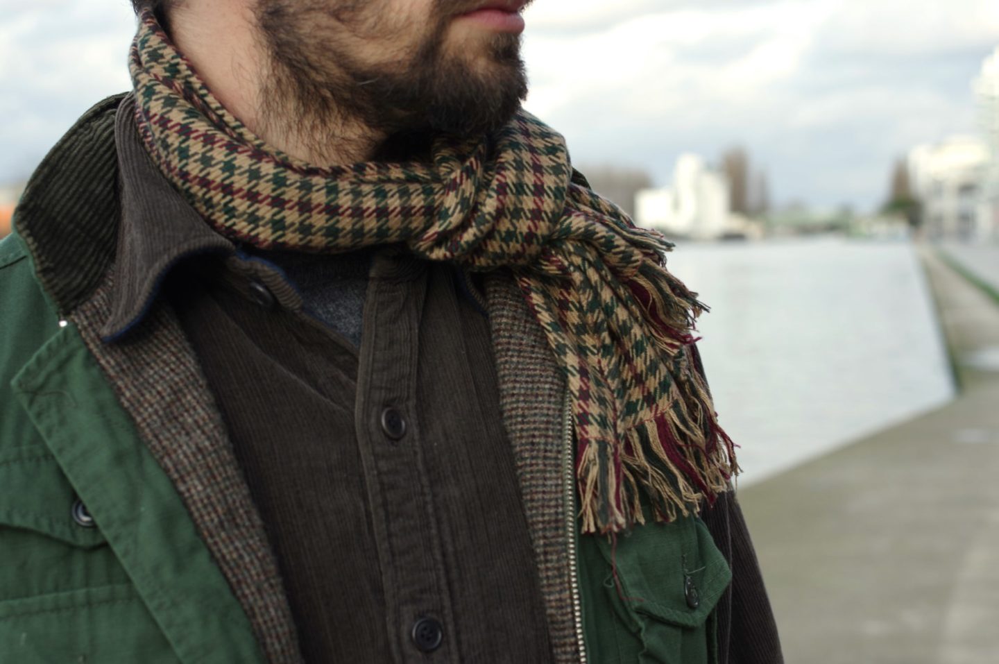 comment porter une echarpe pour homme motif vintage pied de poule dans un style homme masculin workwear