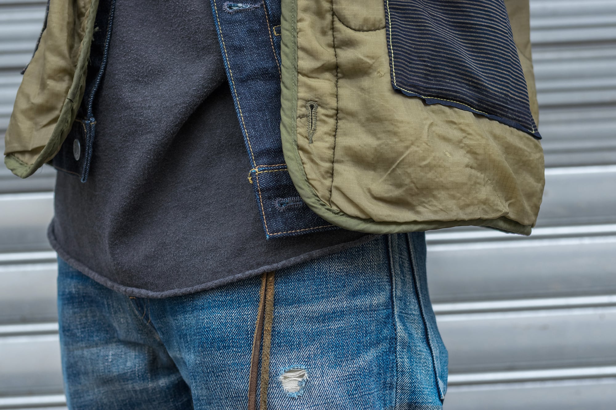 Comment porter un liner de m65 doublure vintage - rework gaijing avec patchwork boro japonais sashiko layering avec une veste en jean trucker type 1