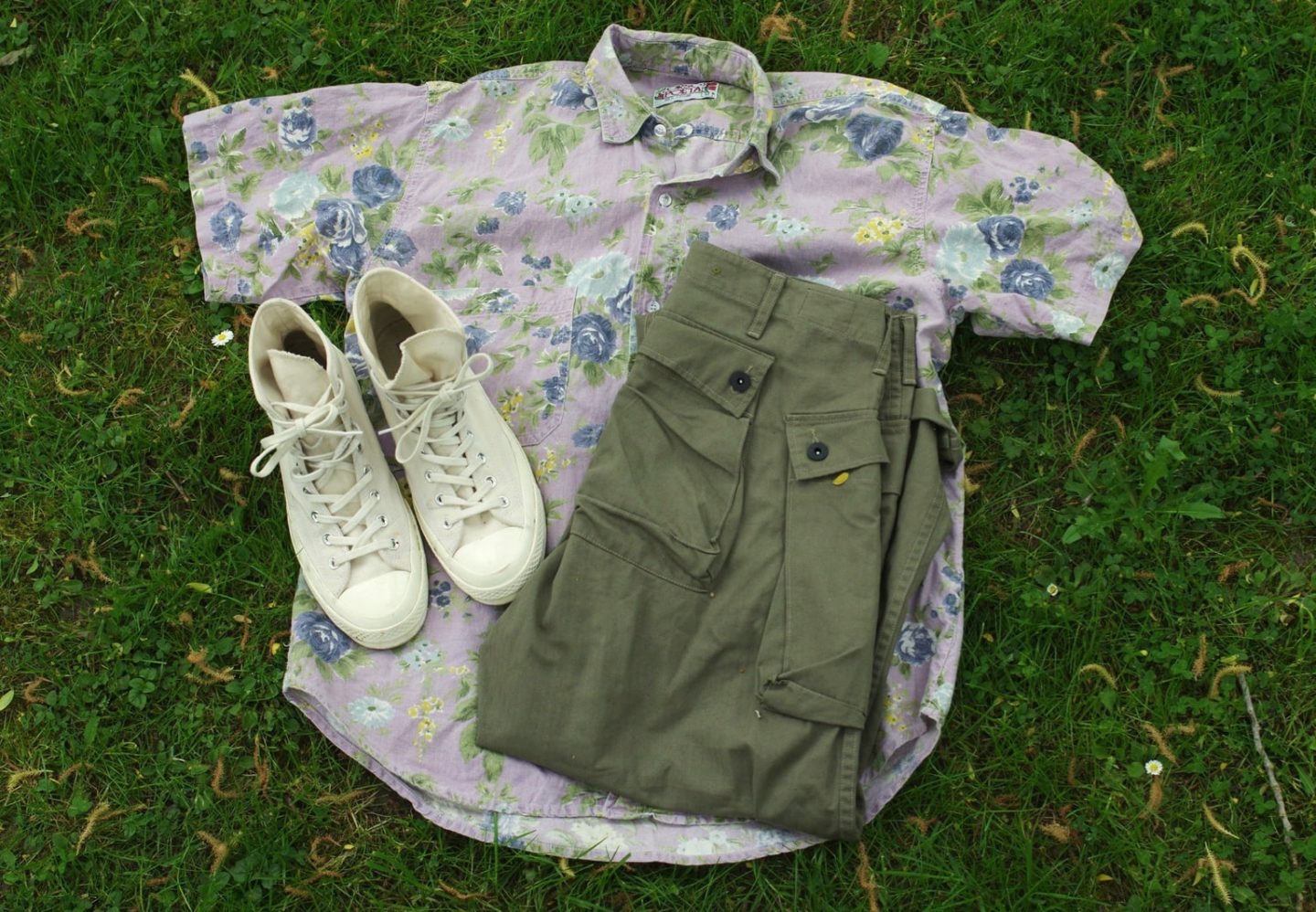 idée de couleurs pour porter un cargo pant olive et une chemisette à fleur