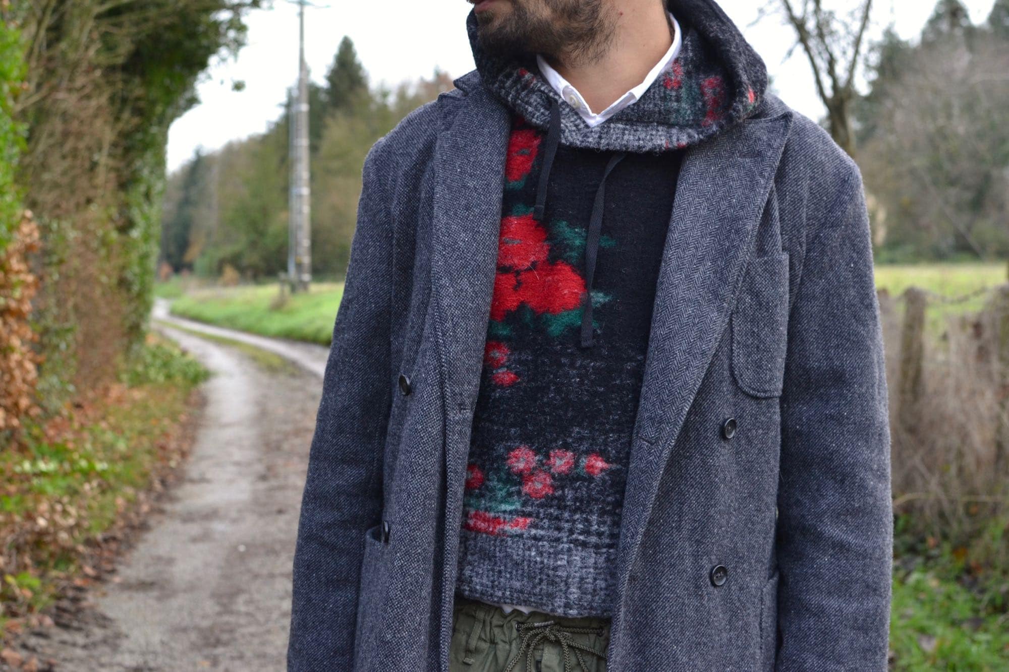 look homme et conseil en layering avec une veste croisée en laine et un interliner engineered garments à motif floral