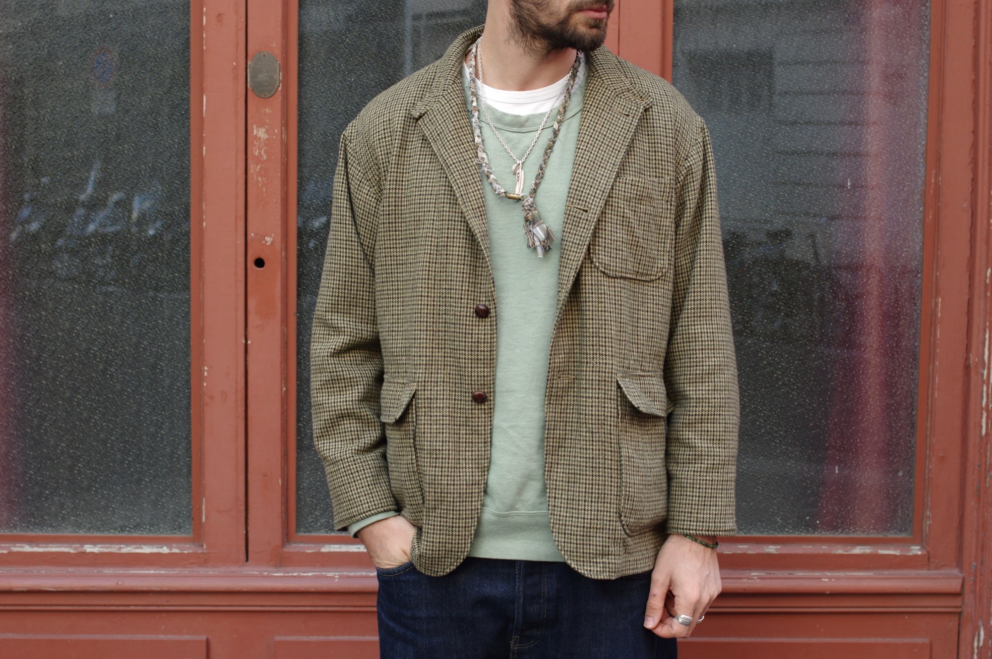 look homme avec un veste à motif pied de poule dans un mélange d'olive développé pour Engineered Garments loiter jacket 