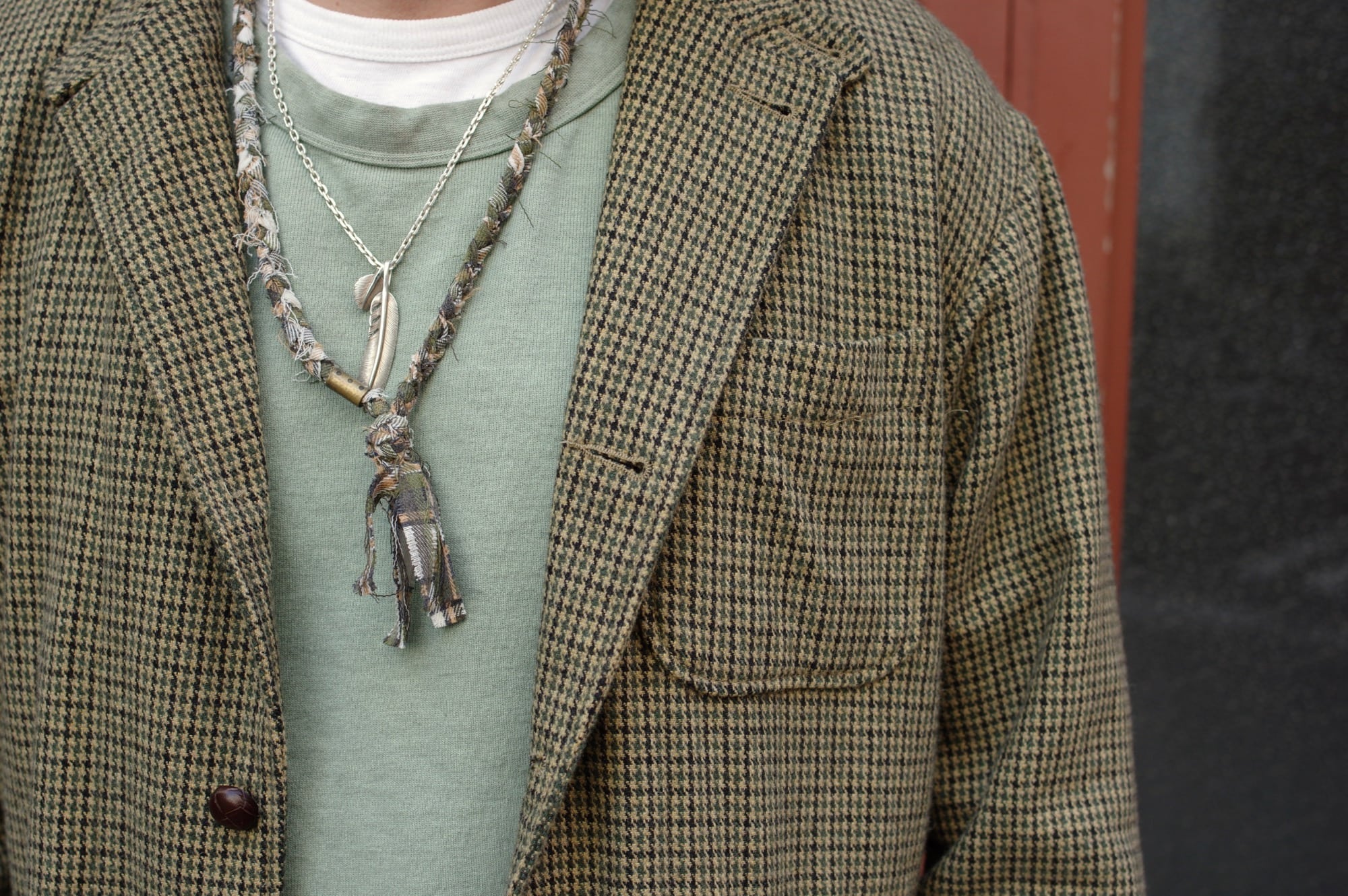 idée look homme accessoires masculin avec bague en argent vintage, collier recyclé borali et first arrow's plume
