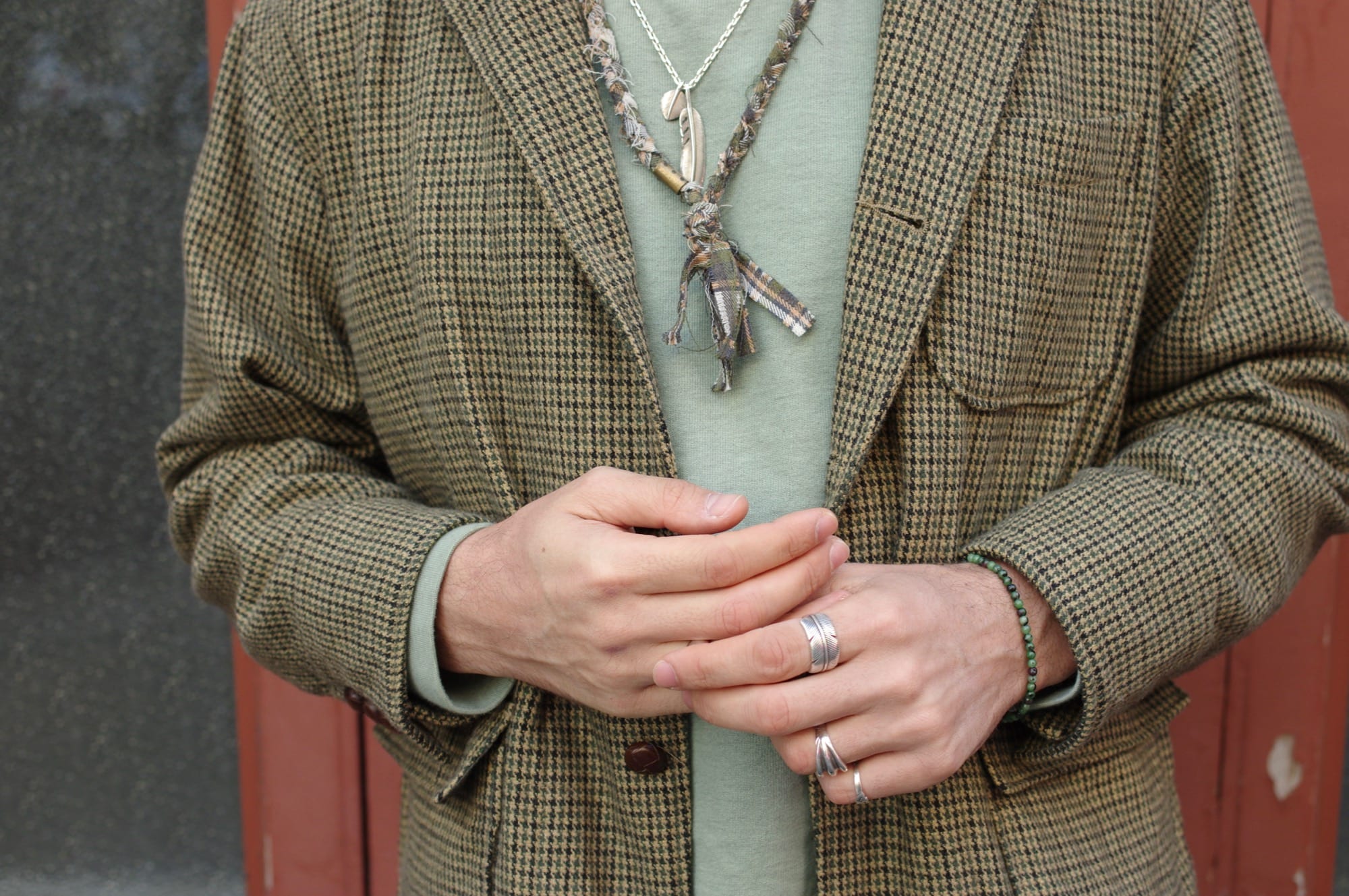idée look homme accessoires masculin avec bague en argent vintage, collier recyclé borali et first arrow's plume