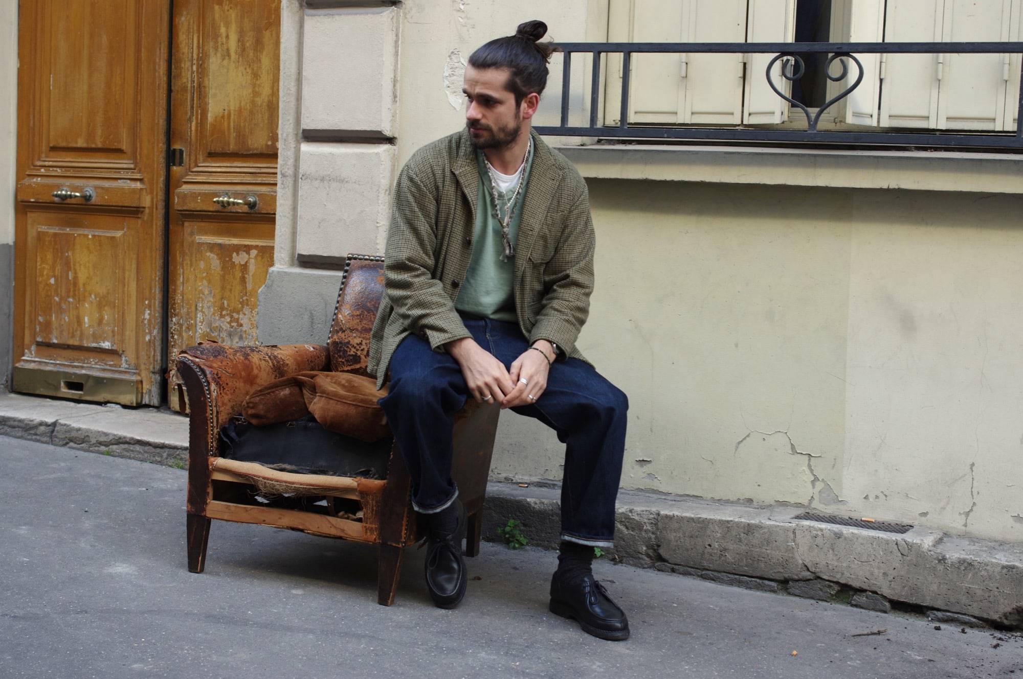 look homme avec un veste à motif pied de poule dans un mélange d'olive développé pour Engineered Garments loiter jacket