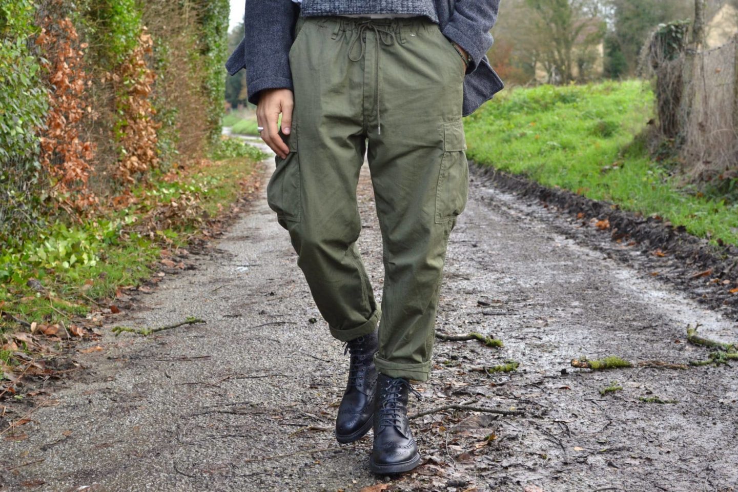 look-homme-comment-porter-cargo-pantalon-easy-pants-special-od-kafka-country-boots-cheaney - 1