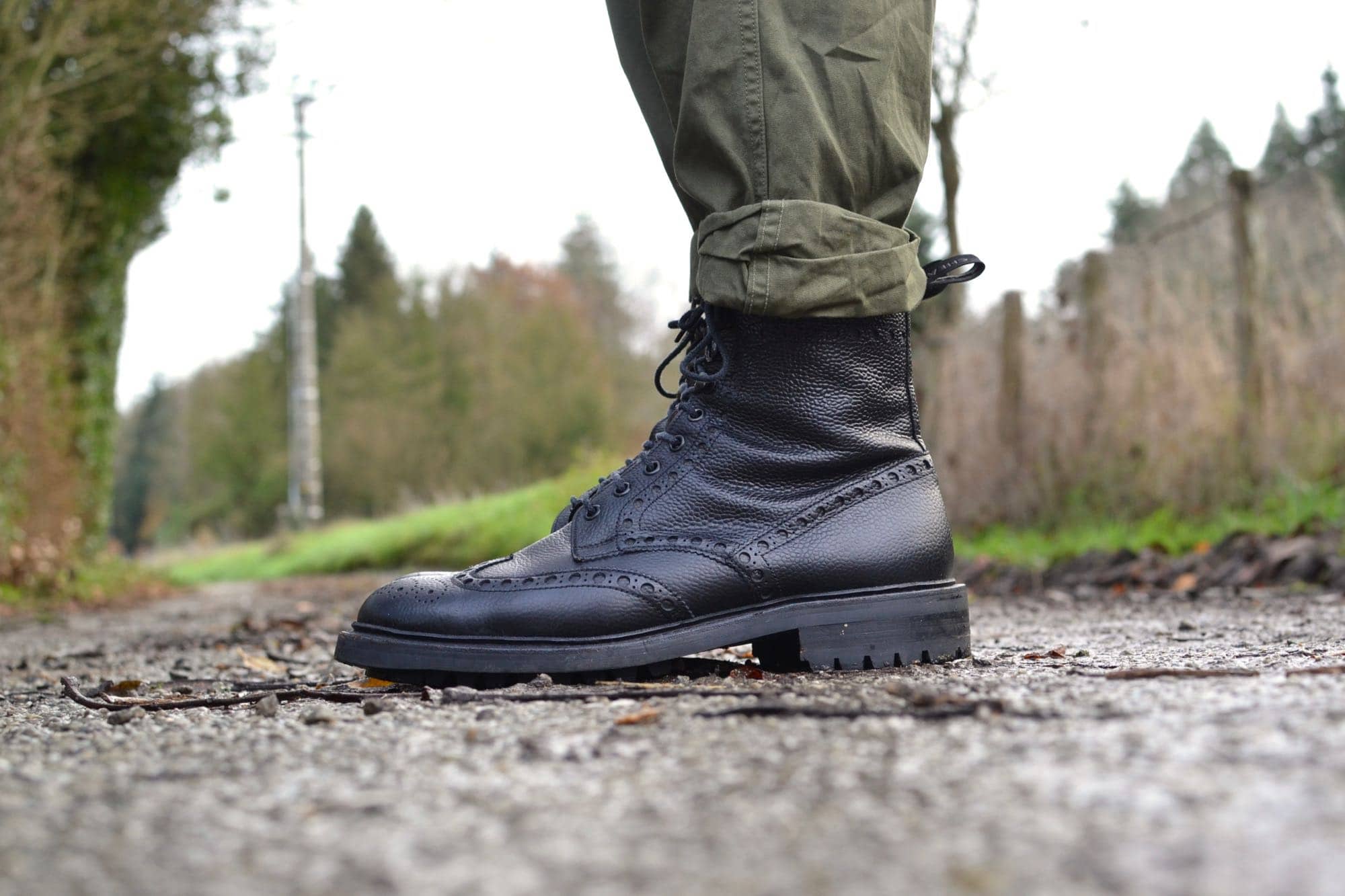 Cheany country boots black des brogies noires en cuir grainé pour homme dans un lookworkwear militaire
