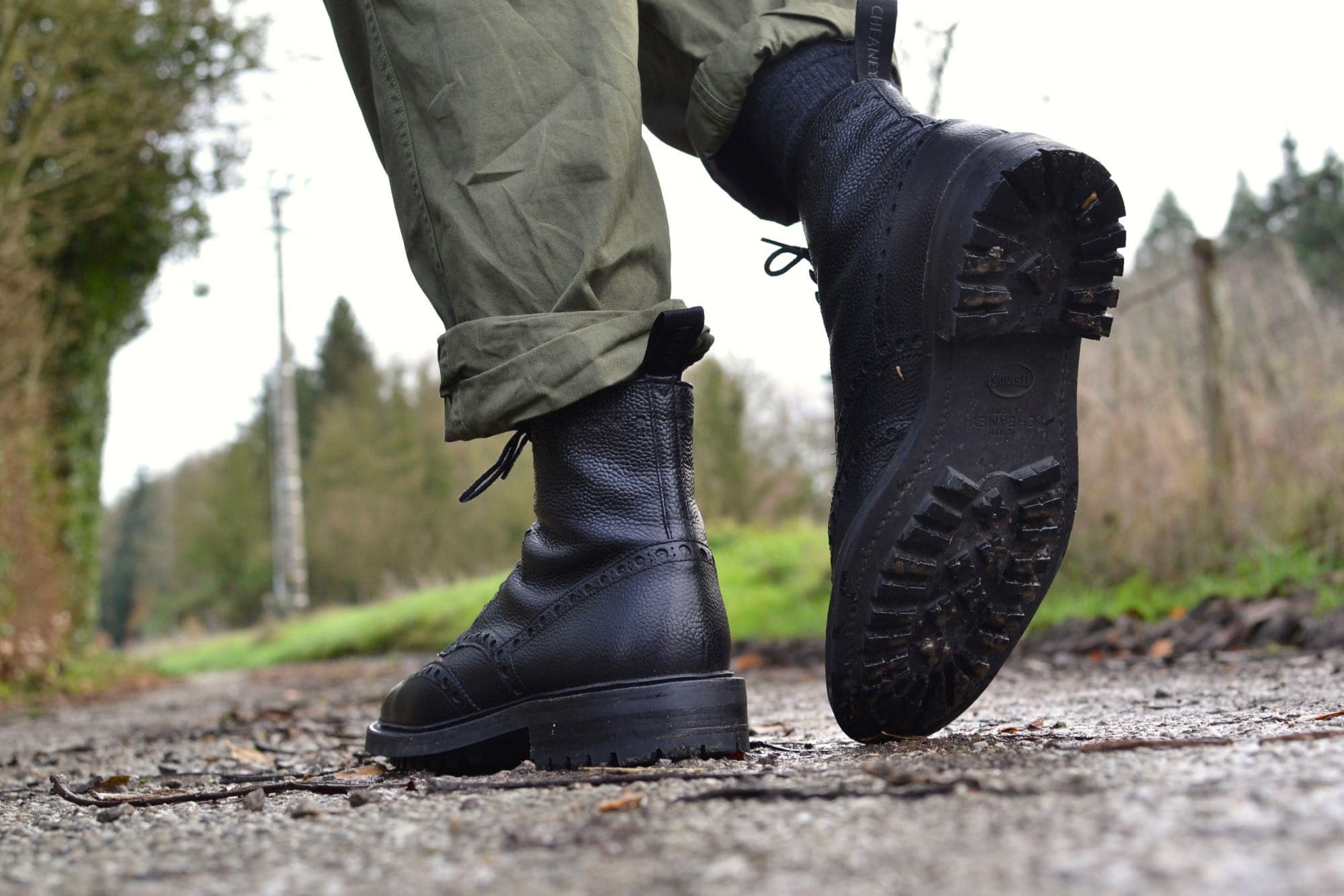 Cheany country boots black des brogies noires en cuir grainé pour homme dans un lookworkwear militaire