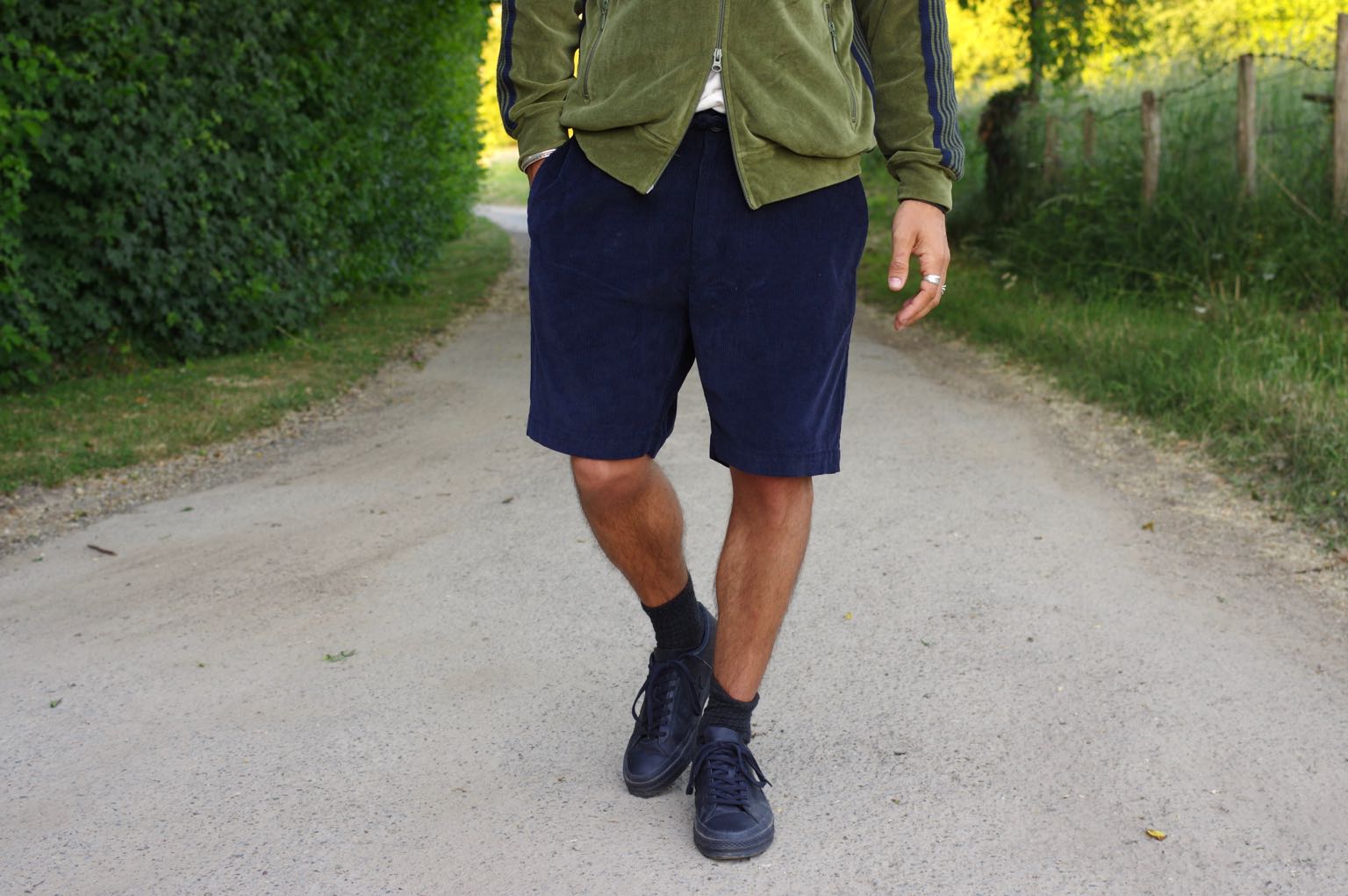 comment porter du velours en été et des vestes de jogging style homme - needles track jacket - kestin iverness short