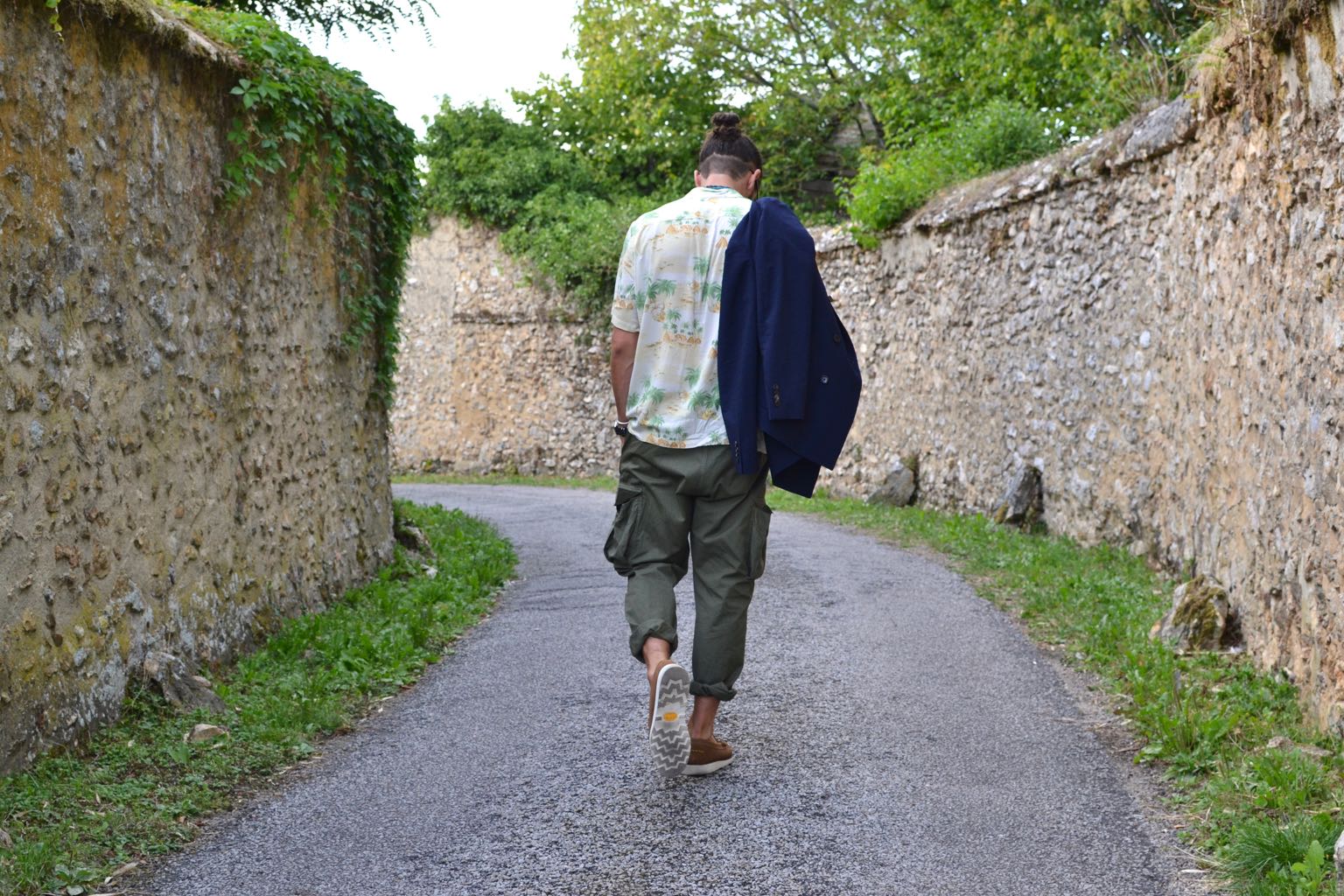 chemisette à fleurs et pantalon cargo, comment le spoter dans un style homme workwear