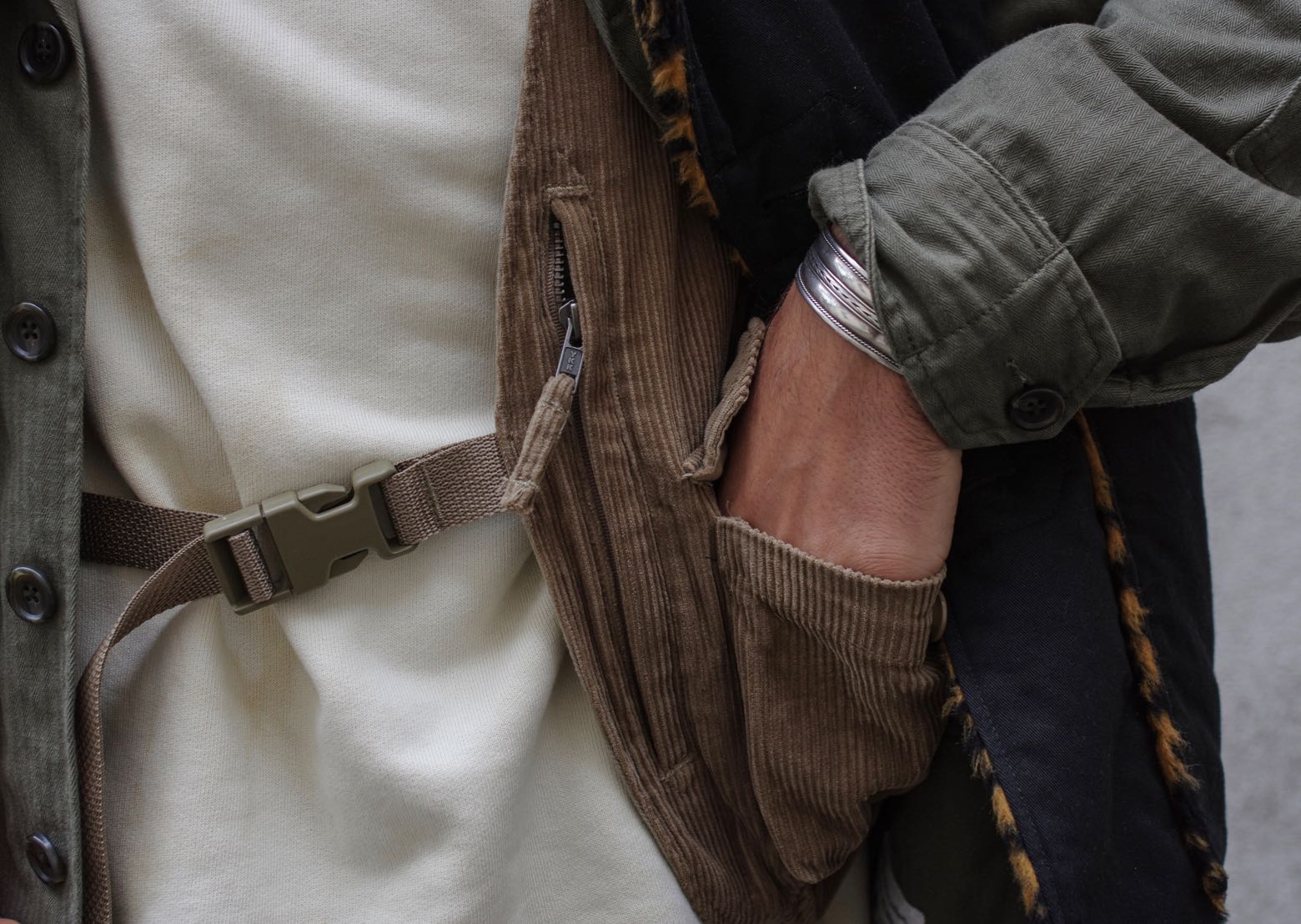 engineered garments shoulder vest corduroy-holster- gilet sans moche et layering idée style homme