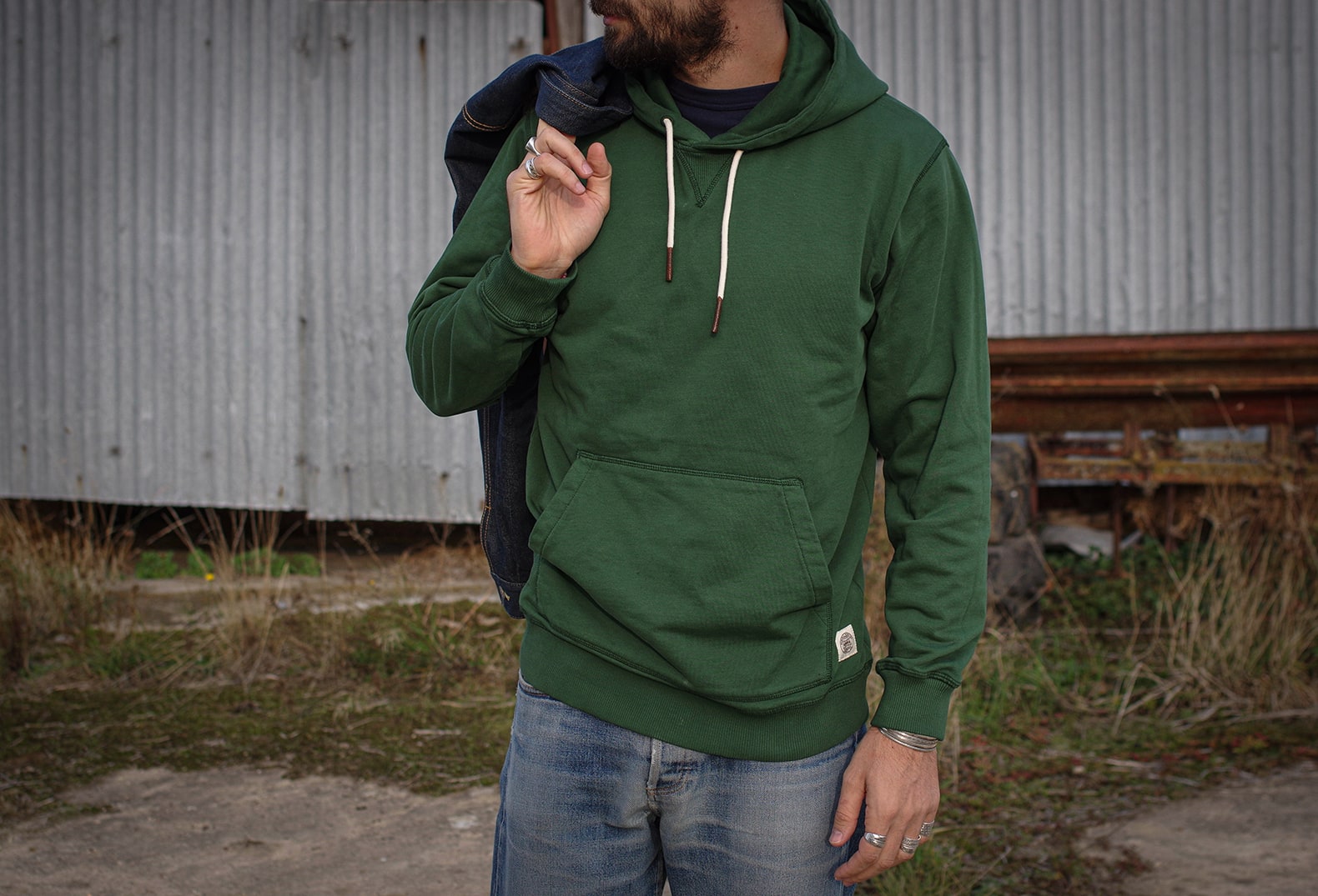 idée look avec un hoodie vintage vert stylé homme workwear