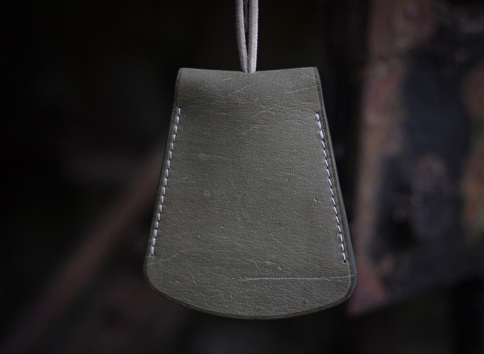 collaboration Laperruque x Brut clothin et une cloche porte-clés en cuir vintage de tablier