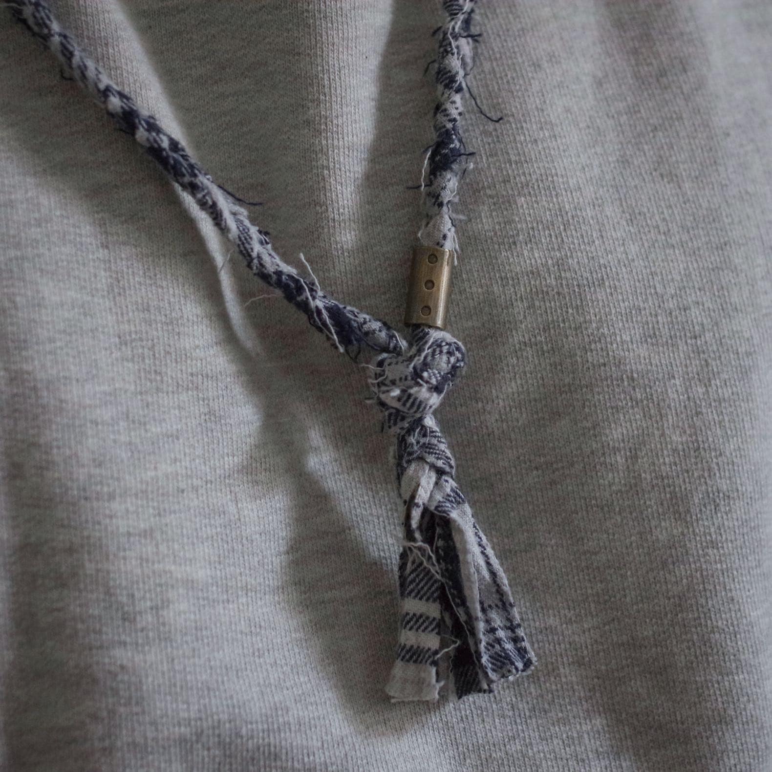 sweat-shirt gris type sportswear vintage et inspiration militaie ) collier borali