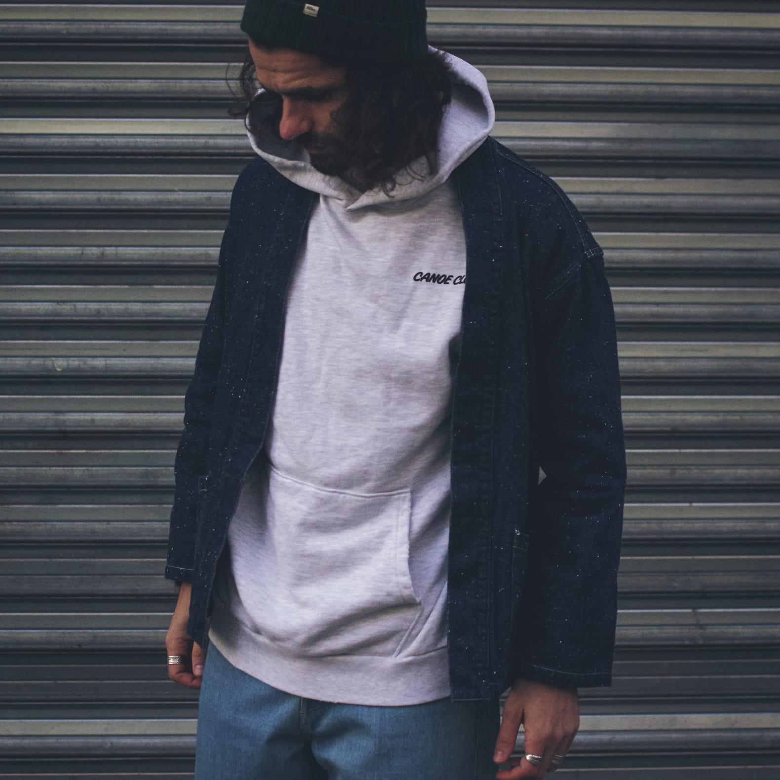 inspiration noragi borali sweat à capuche gris look homme