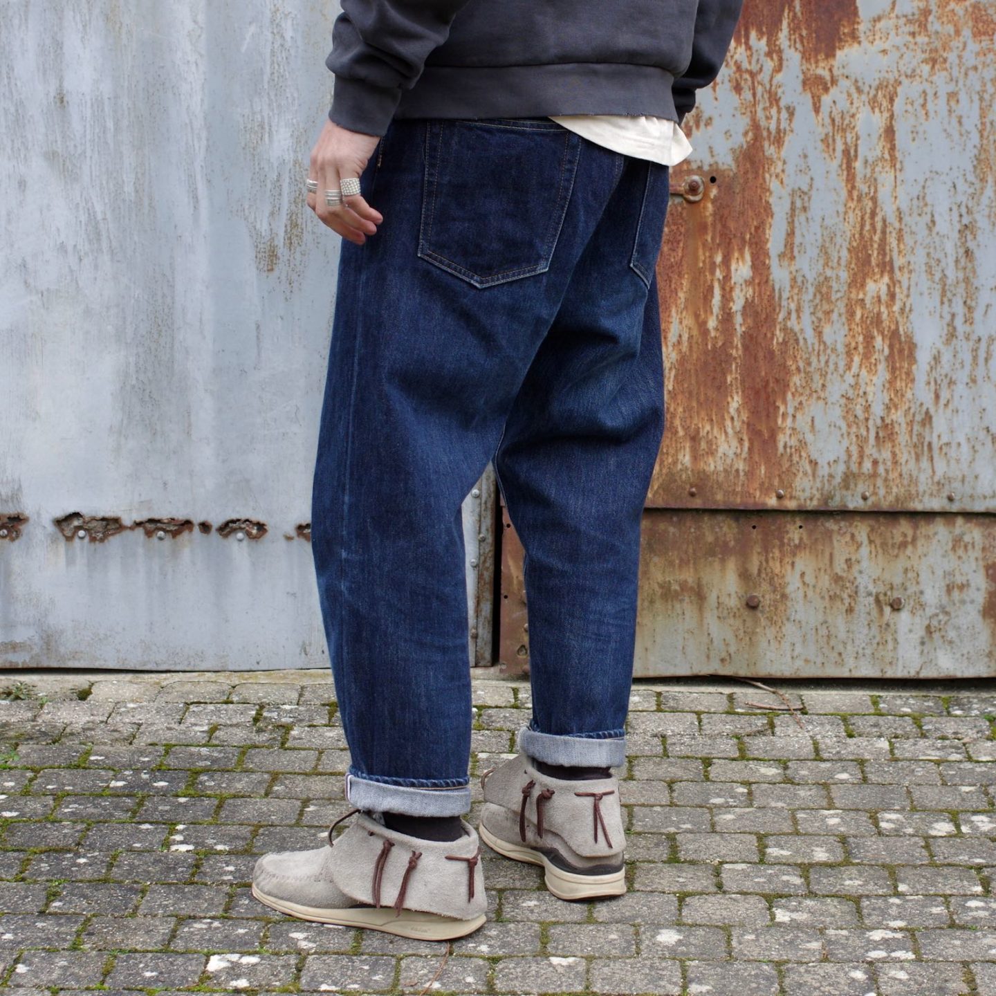 des conseils de style pour homme pour bien porter un jean brut tapered
