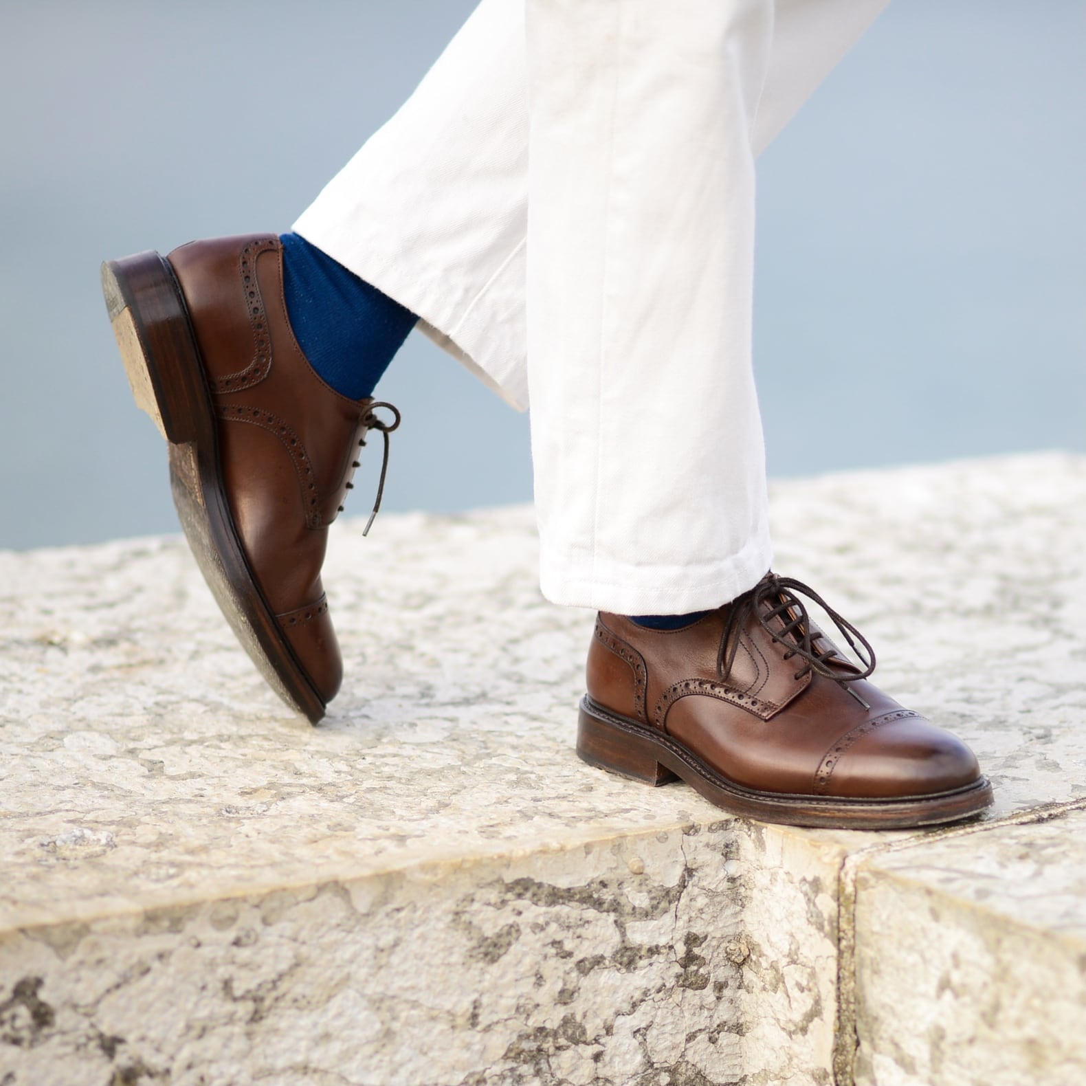 porter des chaussures souliers marrons avec un pantalon blanc