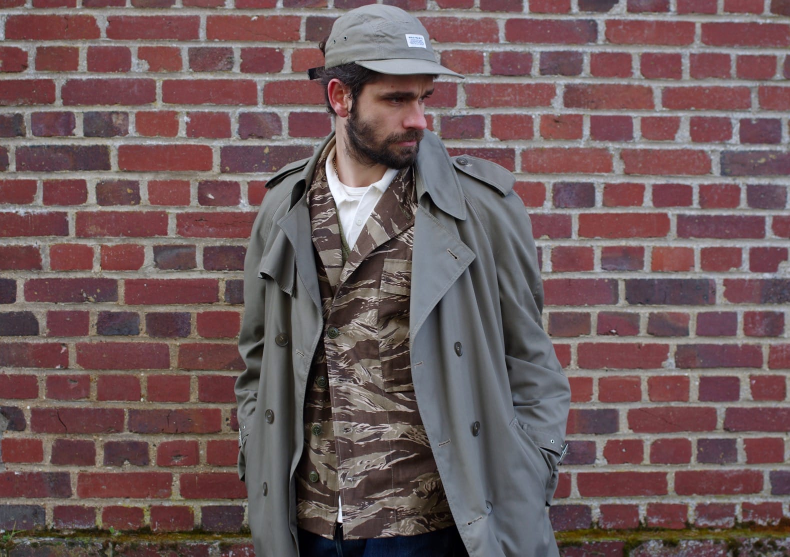 porter un trench long homme dnas un style militaire street heritage