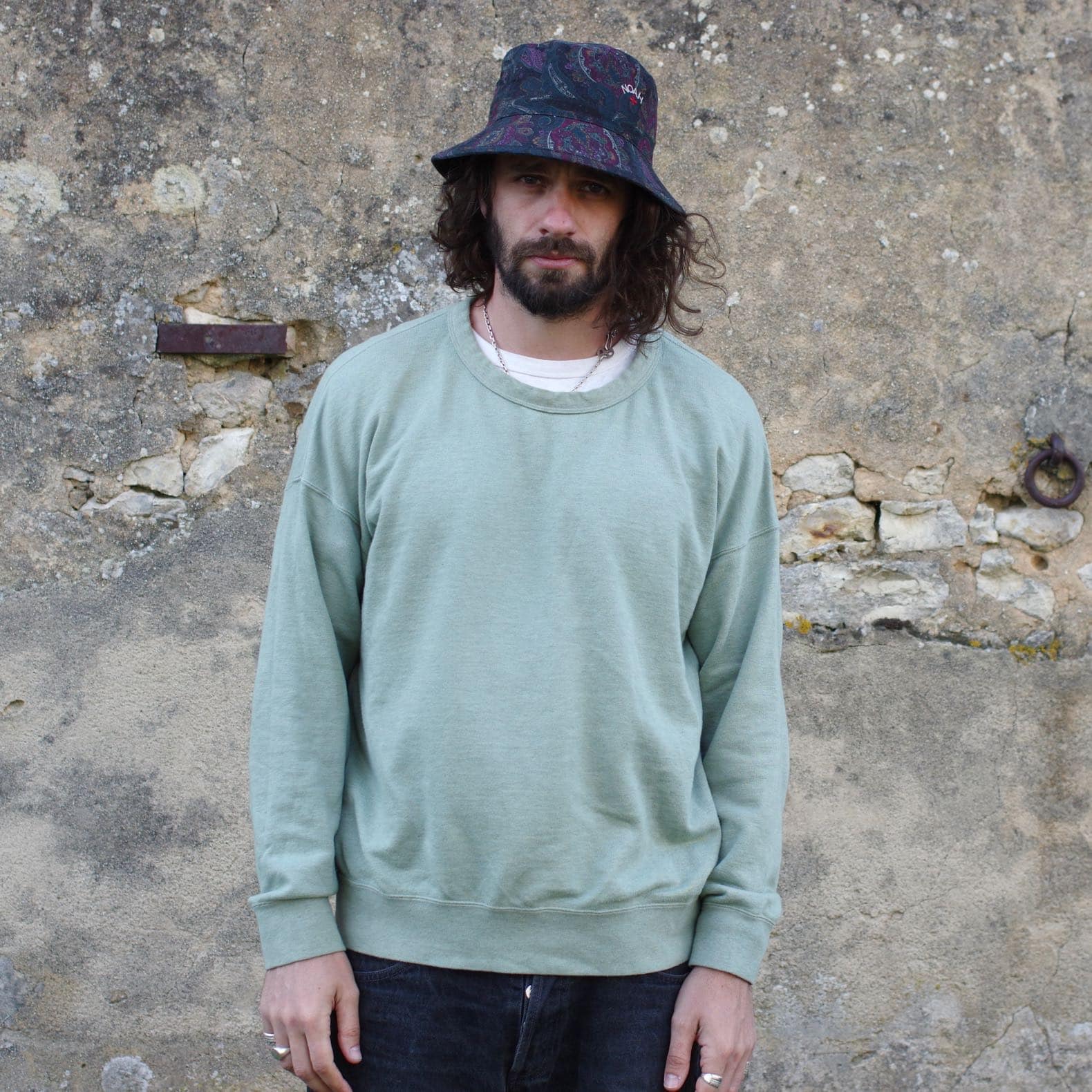 homme cheveux long avec bob barbour à motif paisley et sweat visvim jumbo