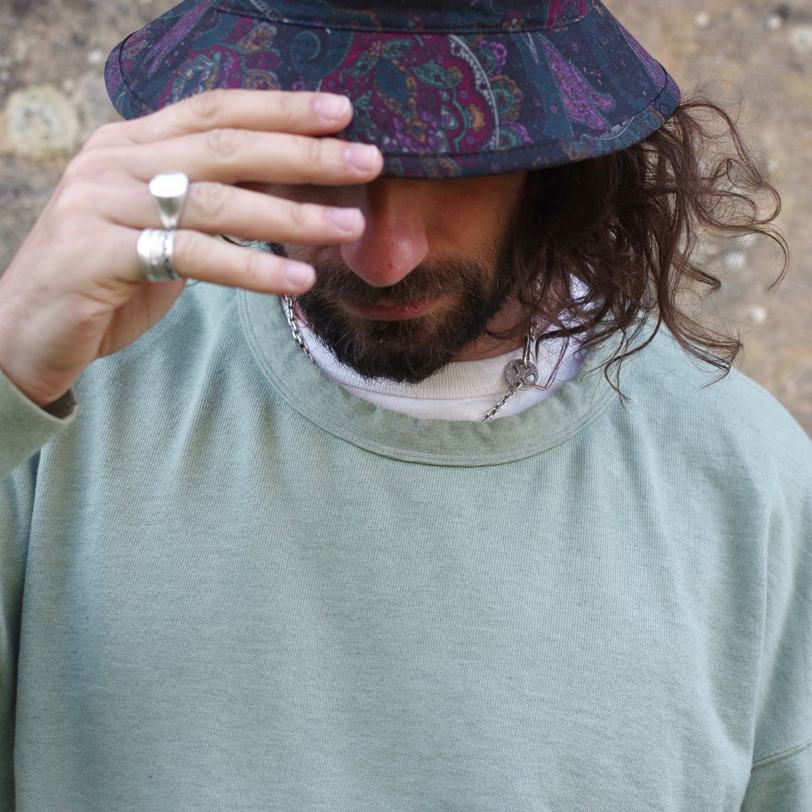 homme cheveux long avec bob barbour à motif paisley et sweat visvim jumbo
