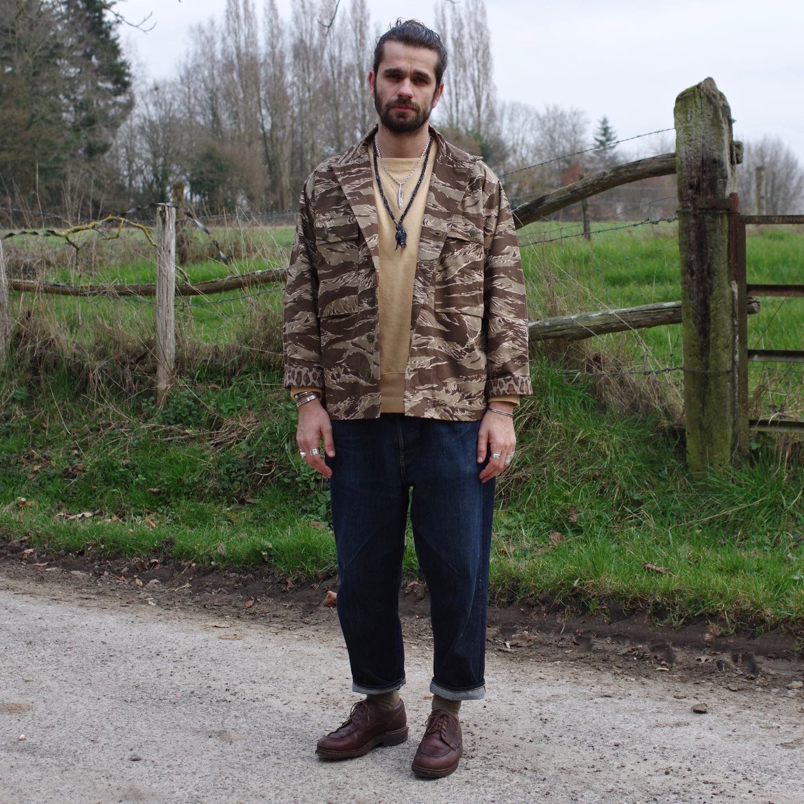 une tenue simple d'homme pour porter des motifs camo ou camouflage de chemise militaire dans la vie de tous les jours.