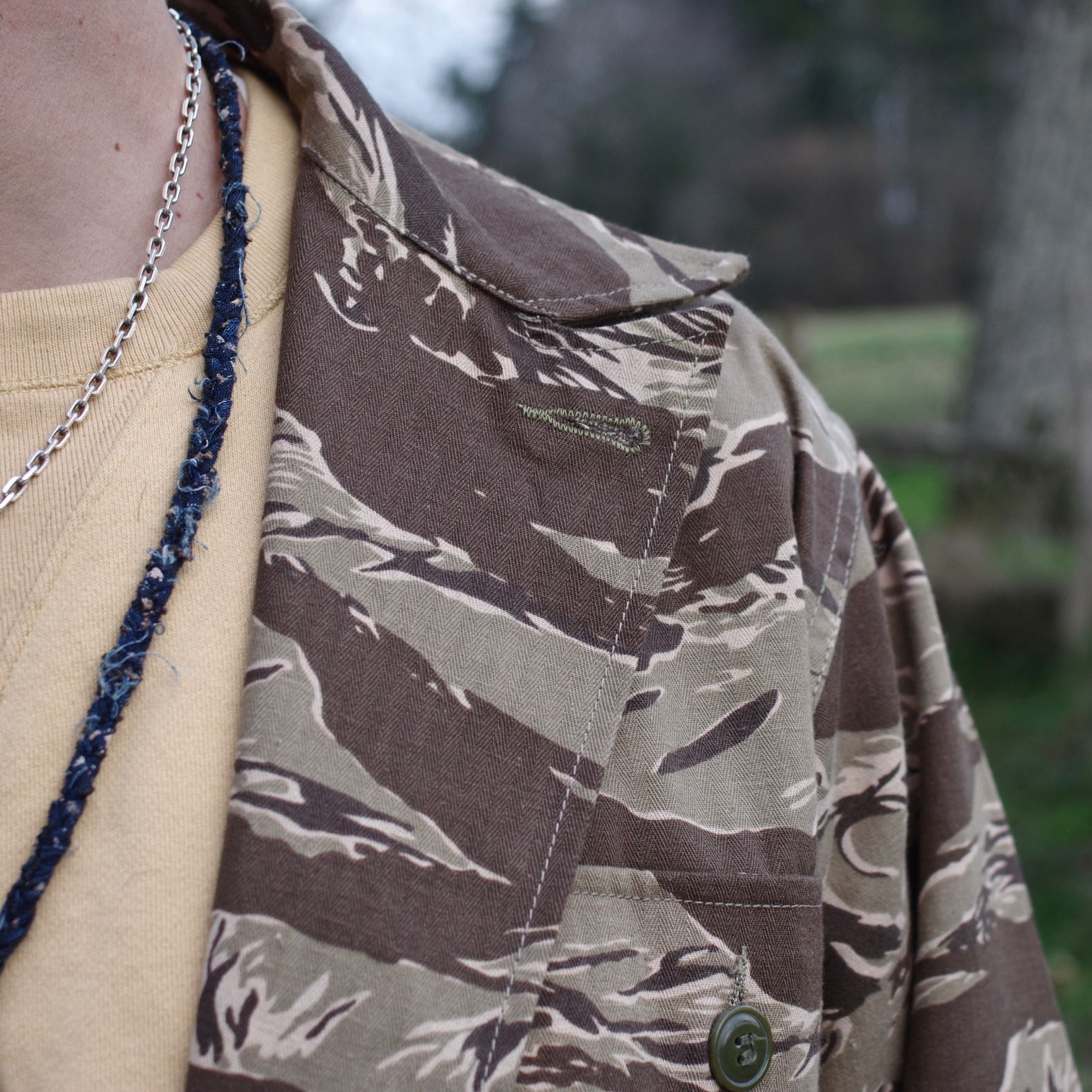 détail de matière militaire vintage style hbt aevc un imprimé tiger stripe camo beige inspiré des uniformes du Vietnam