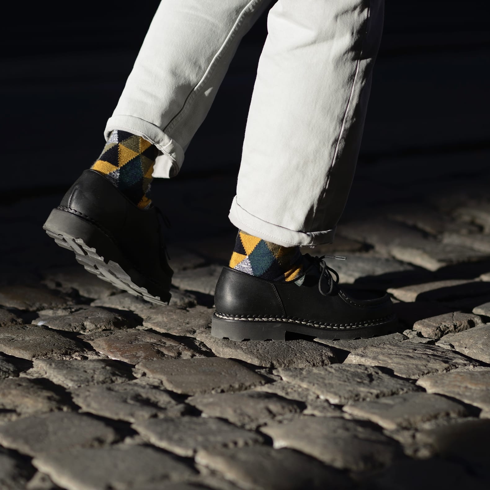 chaussures noires et jean blanc