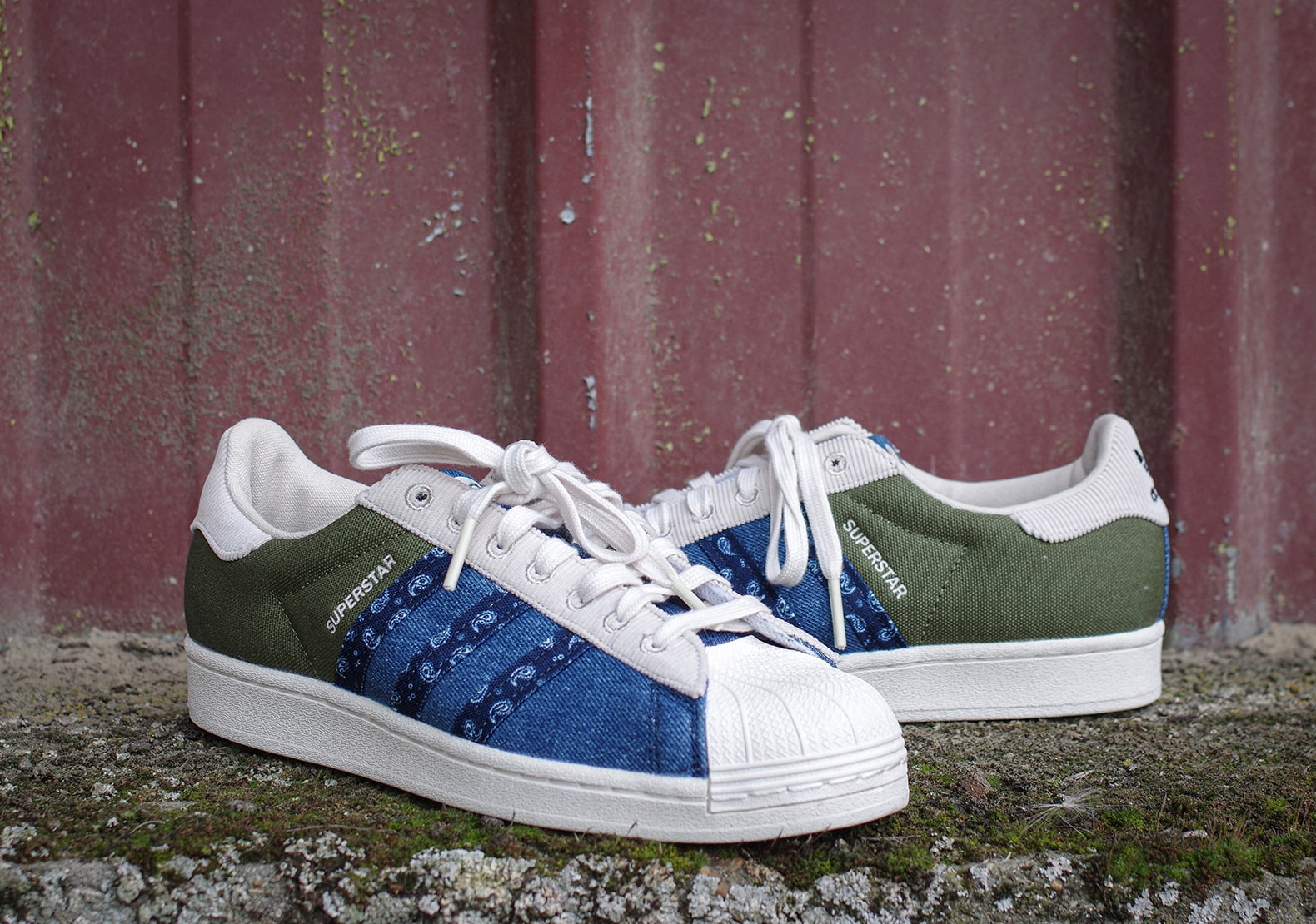 zoom sur la matière patchwork d'une paire de adidas superstar