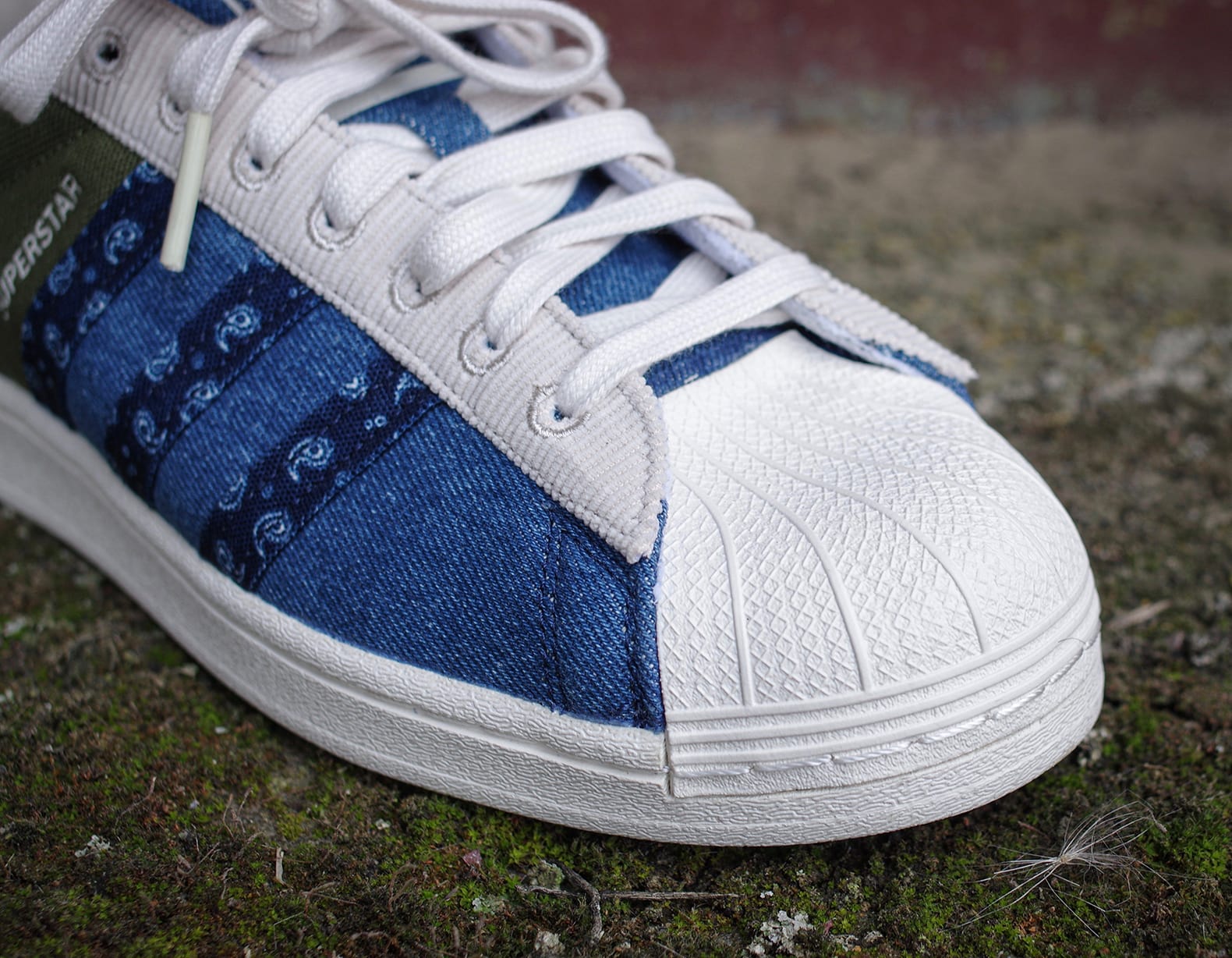 Adidas Originals superstar patch sorties en exclusivité chez le magasin Courir qui mélange canevas militaire, denim indigo, velours blanc cassé et tissu à motif paisley