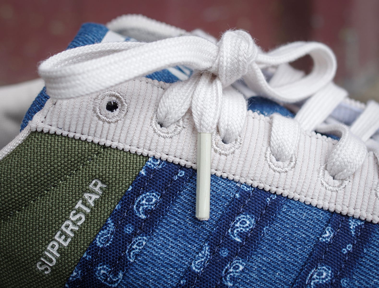 zoom sur la matière patchwork d'une paire de adidas superstar