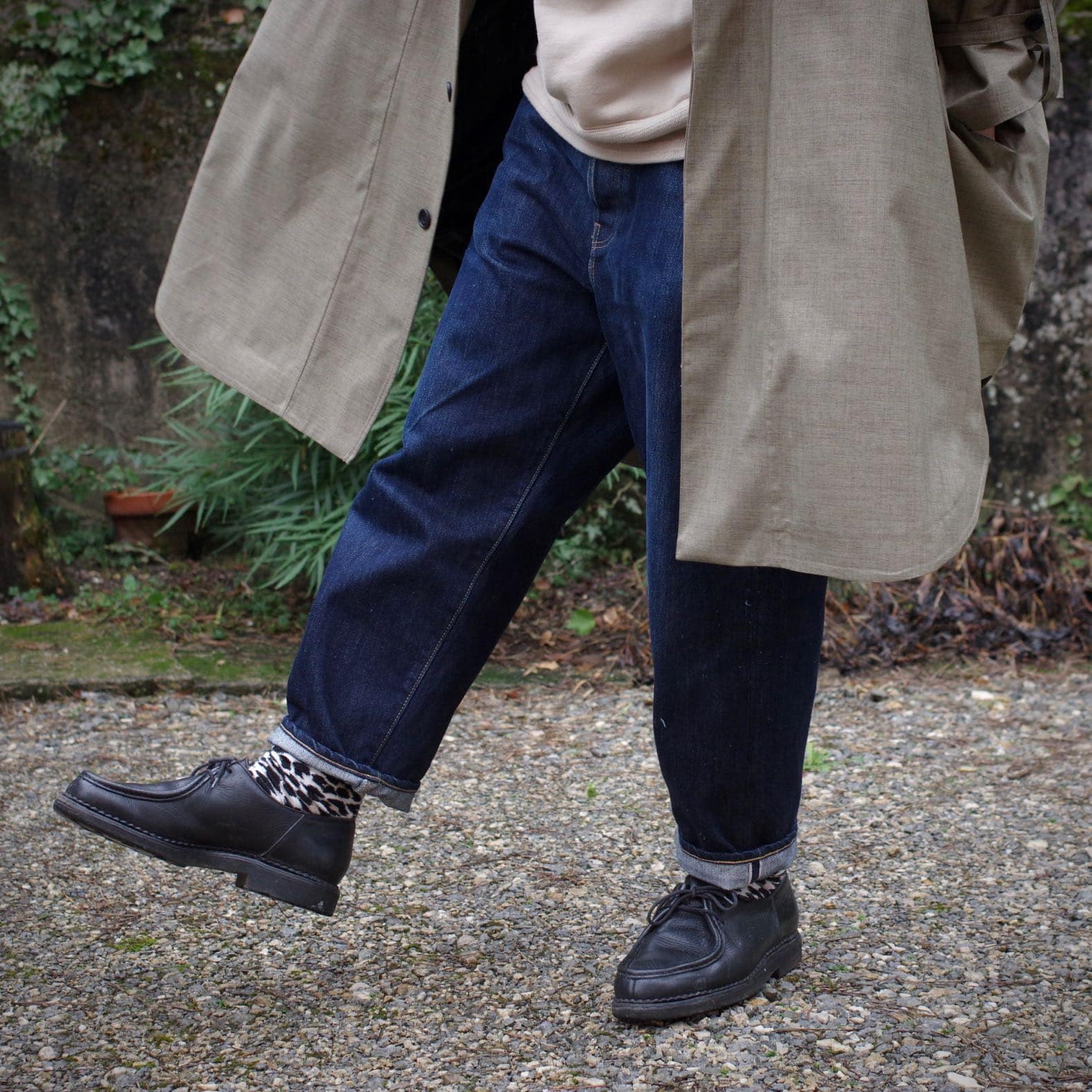 jean à la couple ample porté avec des paraboot michel de couelur noire