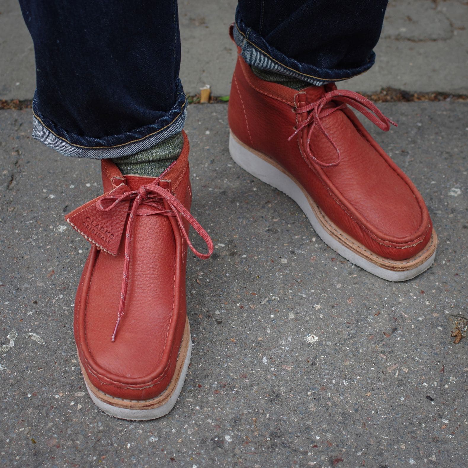 calrks wallabee model hike boots en burnt orange