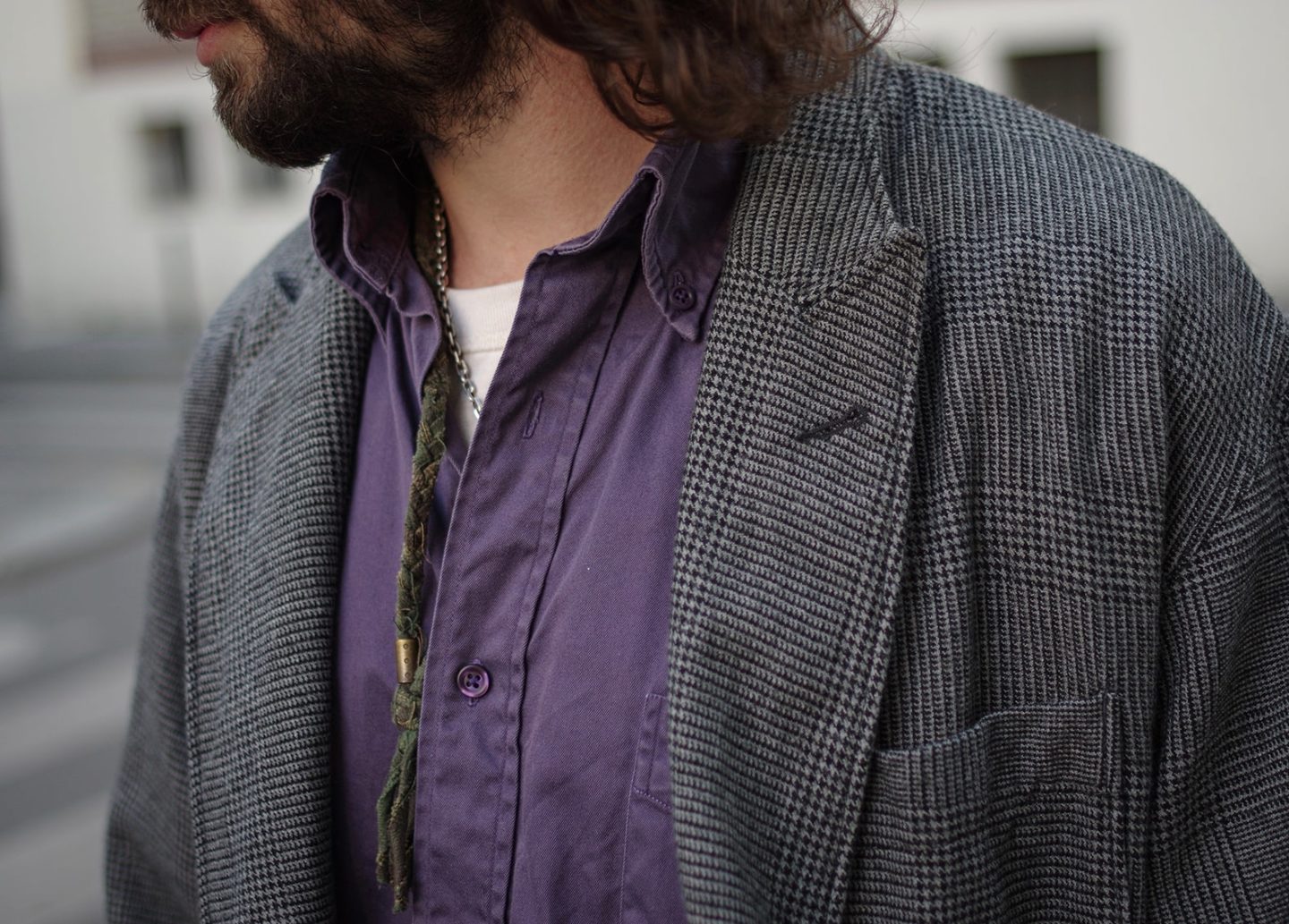 chemise de couleur violette button down aevc blazer croisé prince de gales en laine