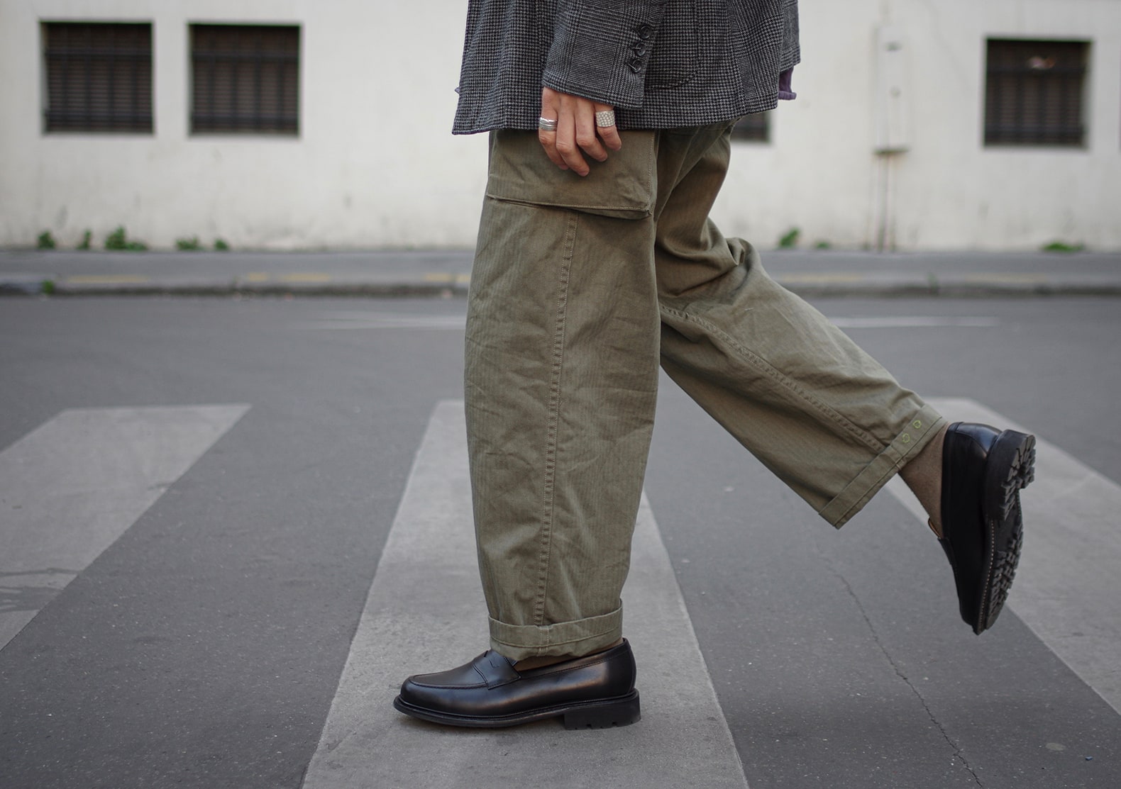 pantalon militaire vert olive hbt à poche arashi denim avec une paire de mocassin noir max sauveur