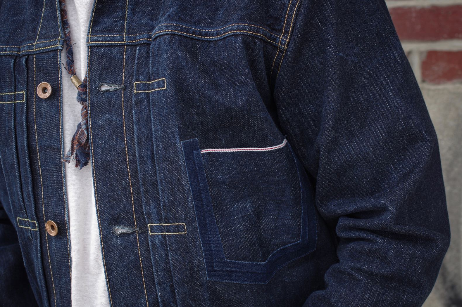 poche de veste en jean brut avec un liseret selvedge