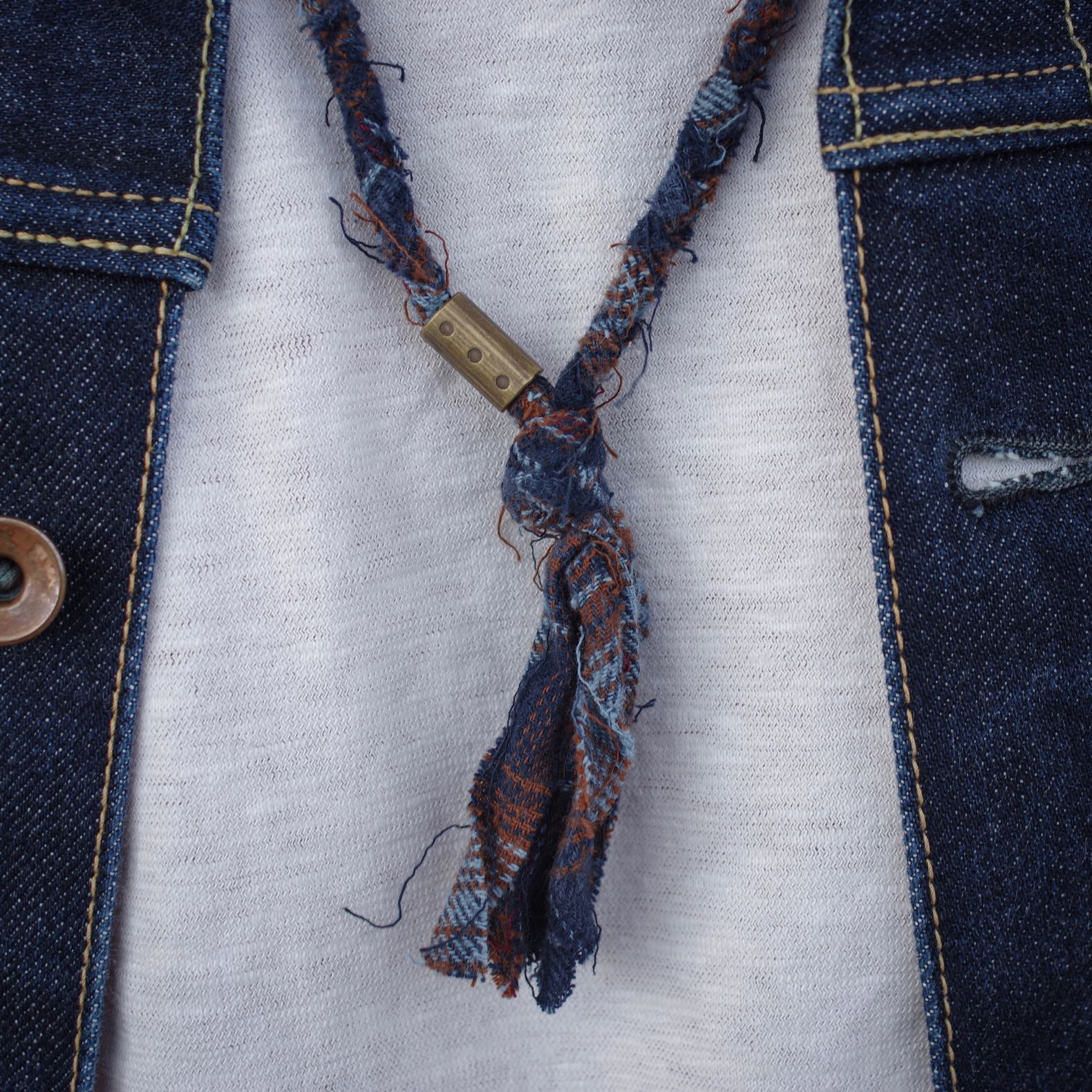 collier de la marque Borali en tissu tressé couleur marron et bleu