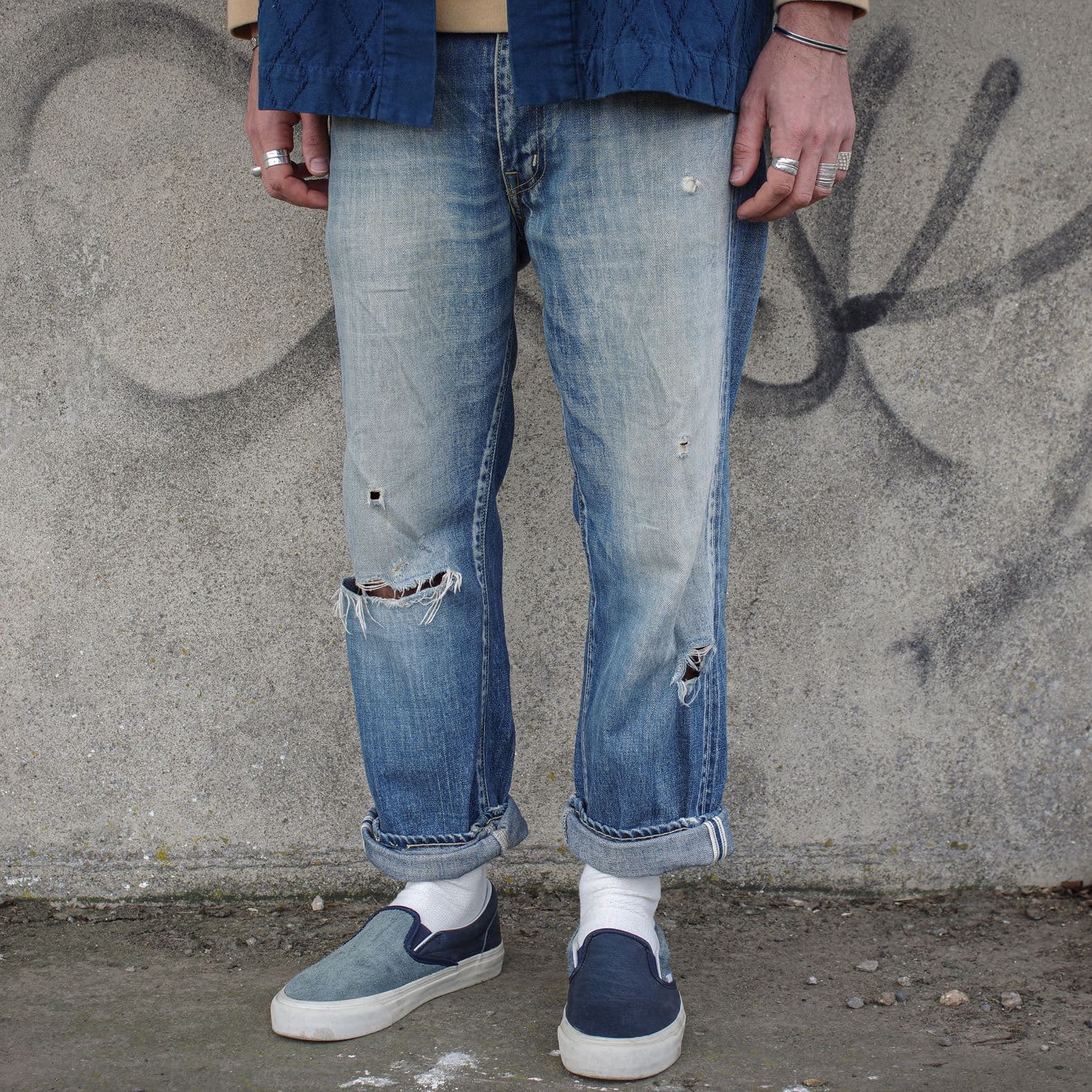 un jean coupe droite bien délavé avec des vans slip-on