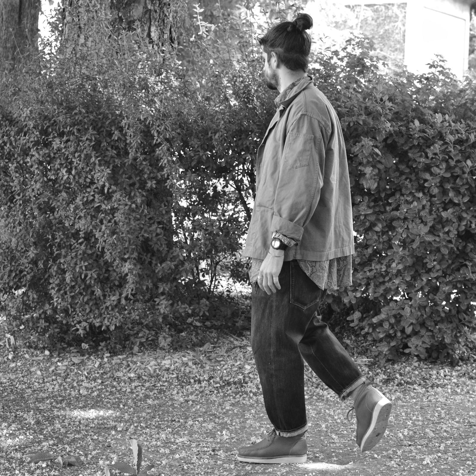 une tenue dansle style oversize porté par un homme