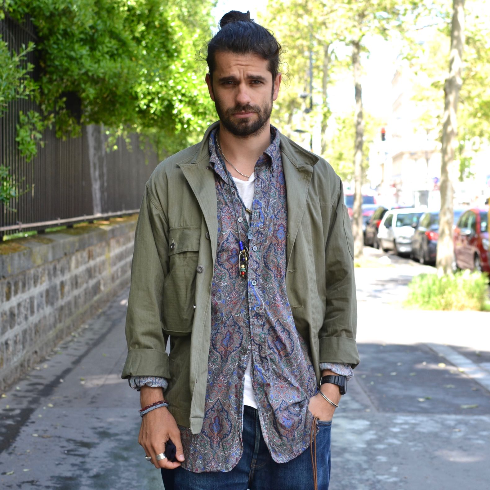 chemise militaire Arashi denim portée aevc une chemise à motif paisley Engineered garments