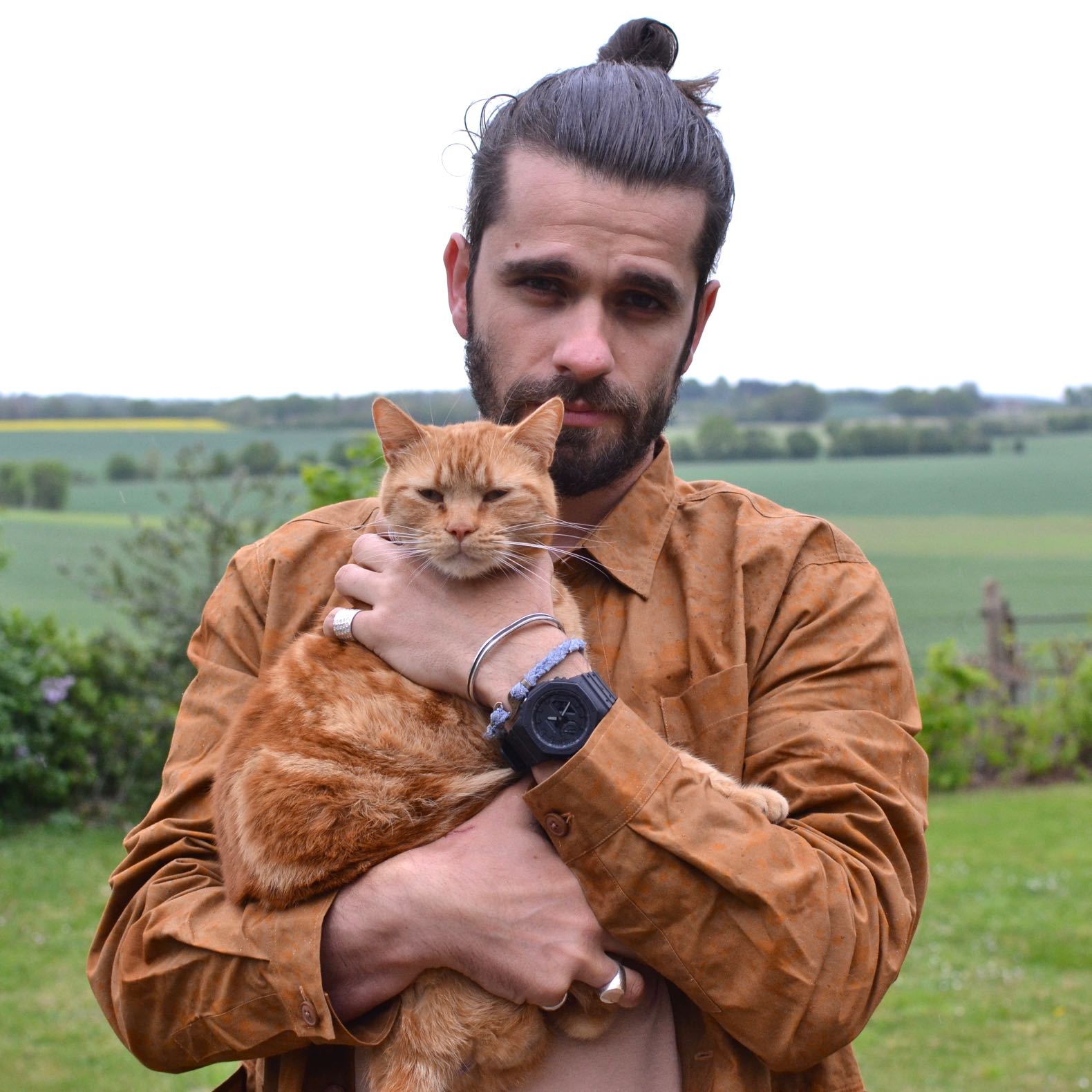 tenue chemise camo de la couleur d'un chat roux